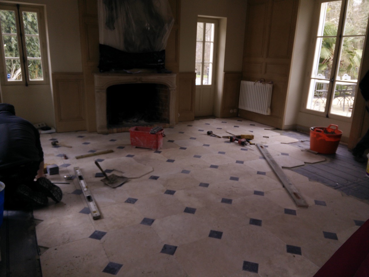 Pose de carrelage directe sur plancher chauffant caleosol dans Manoir entre Montfort l'Amaury Versailles