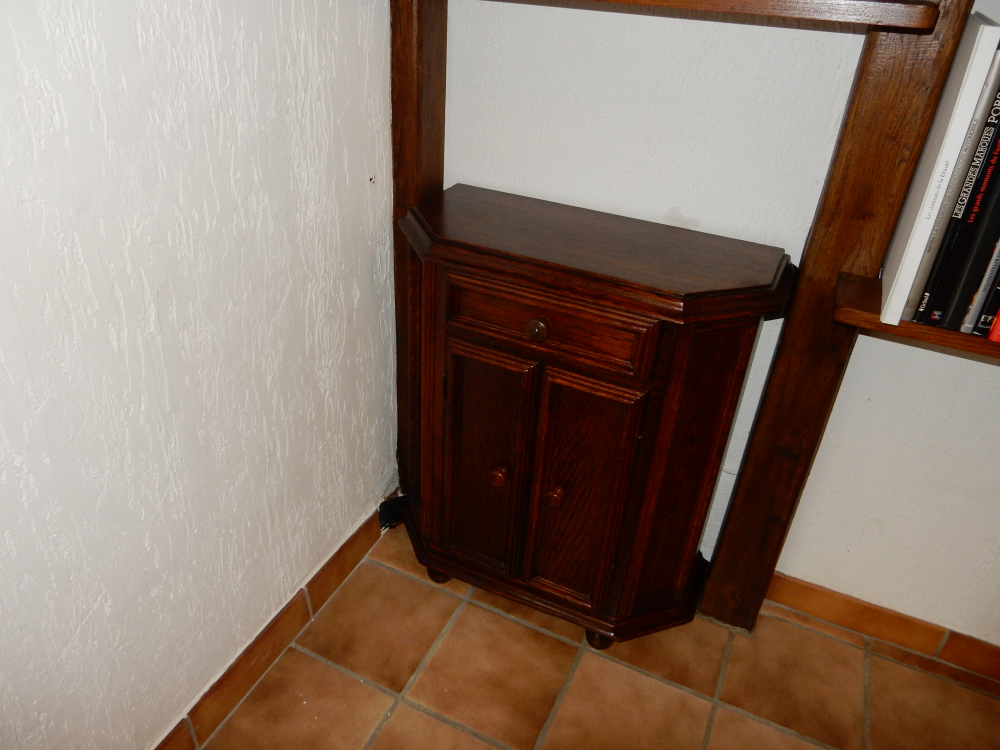 Station de mélange caché derrière un petit meuble