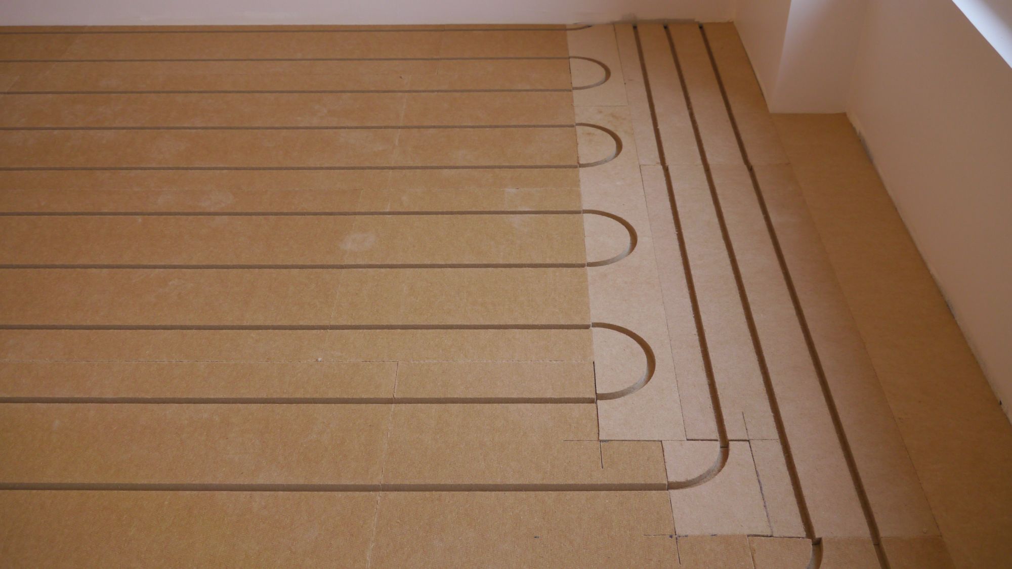 Utiliser des plaques de retours de plancher chauffant plutôt que une défonceuse