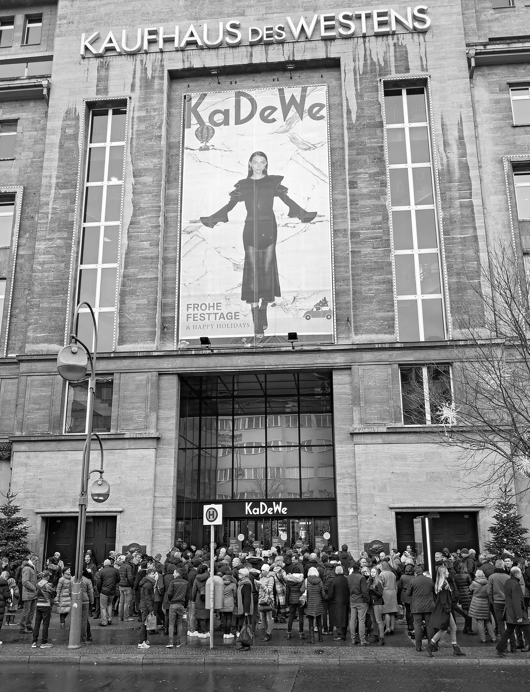 Metropolis #50, KaDeWe Berlin, 2018/12/23, Silbergelatine Abzug / silver gelatin print, Printed 2021, Copyright Barbara Wolff
