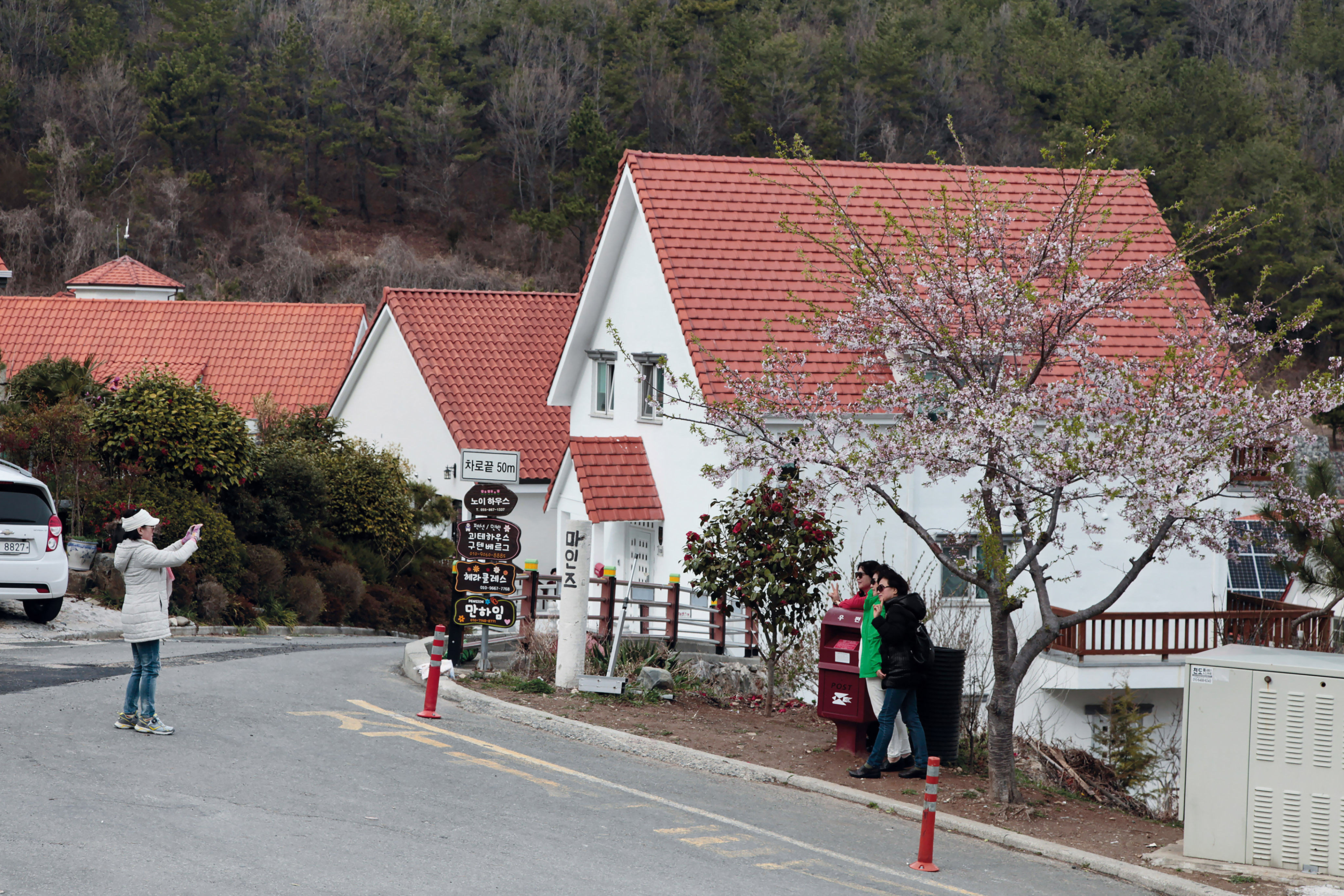 Touristen, Dogil Maeul (Südkorea), 2019, Ausstellung: Stefanie Bürkle „MigraTouriSpace“, Foto: Stefanie Bürkle, © VG Bild-Kunst Bonn 2021.