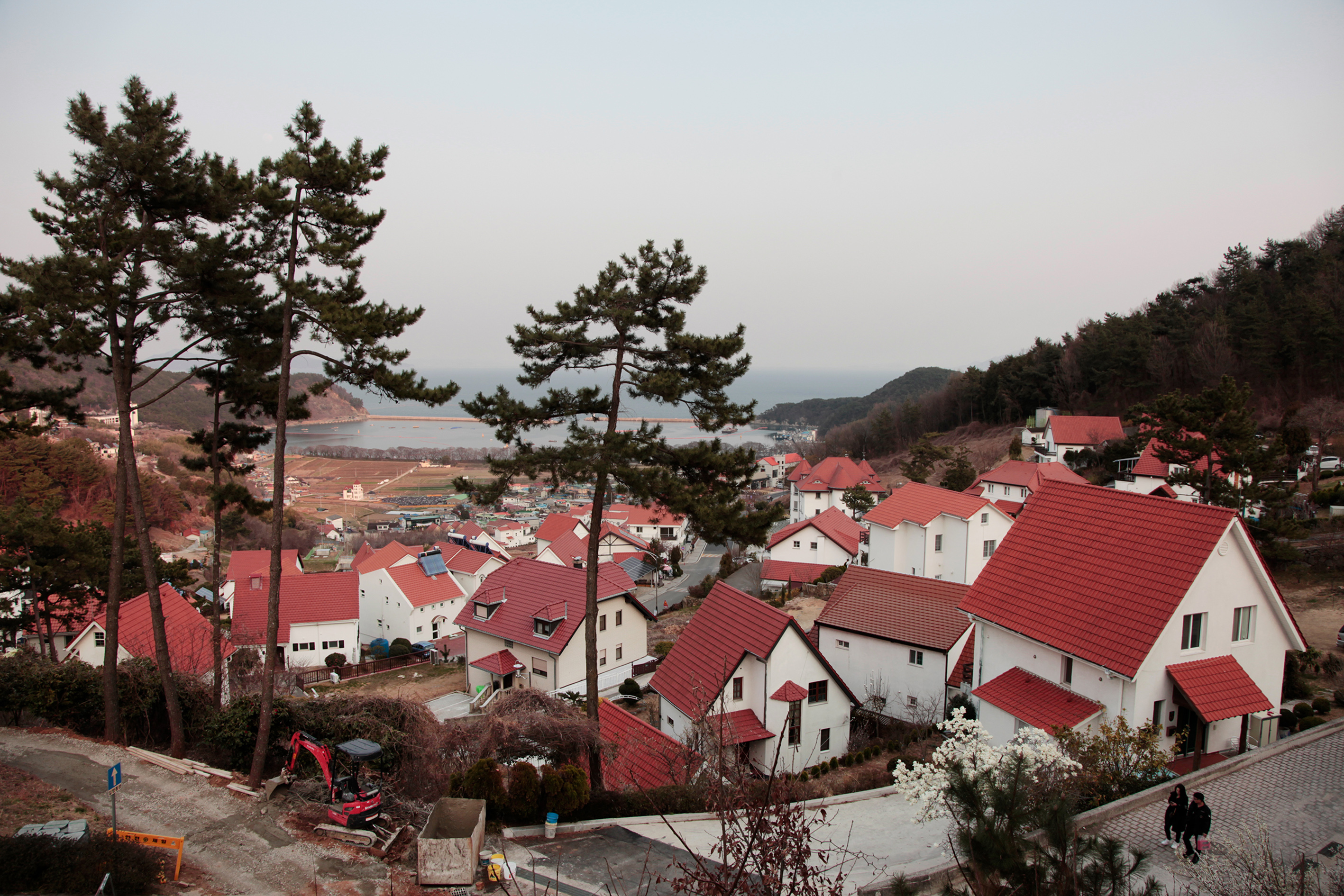 Blick auf Dogil Maeul (Südkorea), 2019, Ausstellung: Stefanie Bürkle „MigraTouriSpace“, Foto: Stefanie Bürkle, © VG Bild-Kunst Bonn 2021.