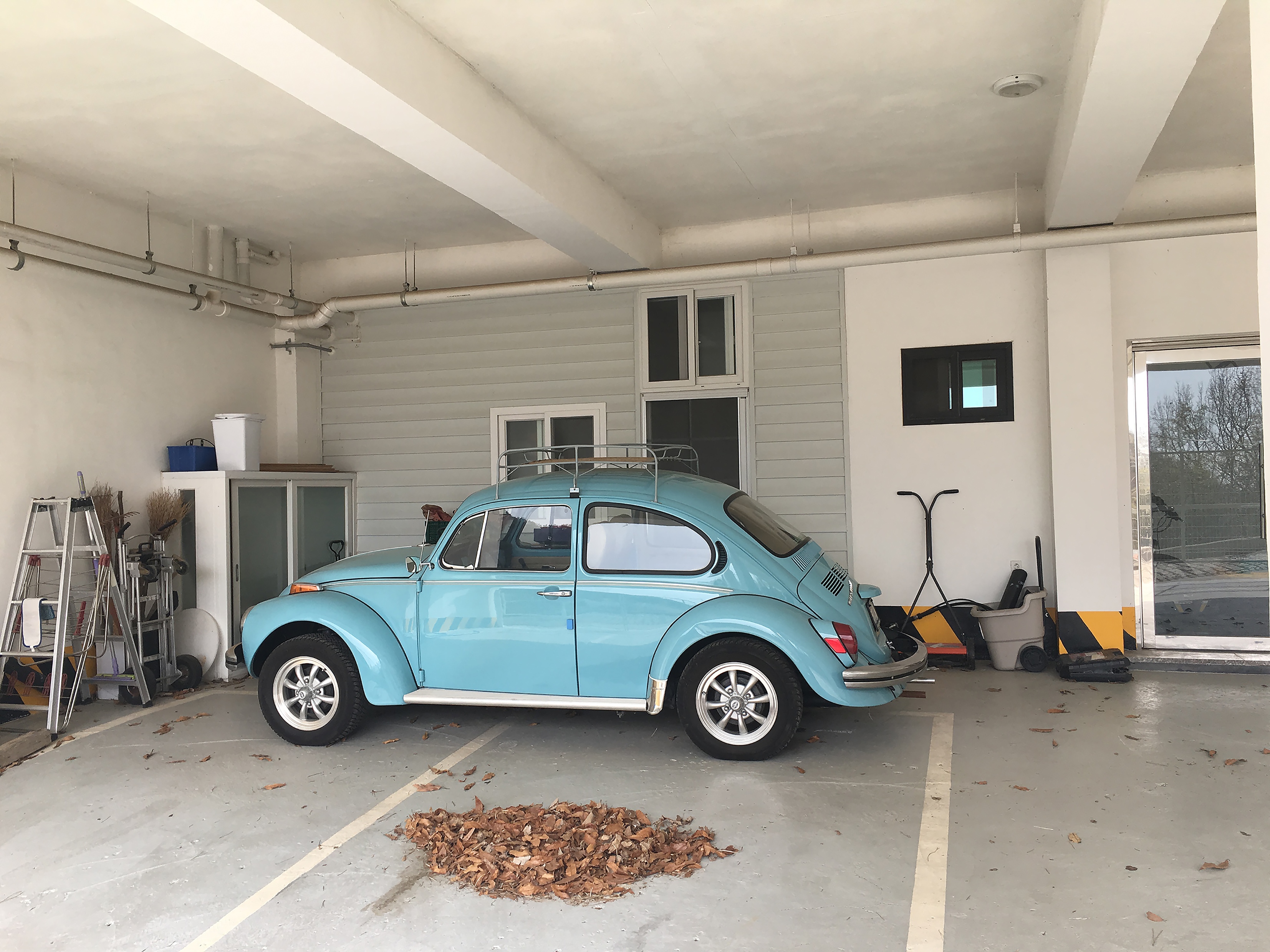 Garage in Dogil Maeul (Südkorea), 2019, Ausstellung: Stefanie Bürkle „MigraTouriSpace“, Foto: Stefanie Bürkle, © VG Bild-Kunst Bonn 2021.