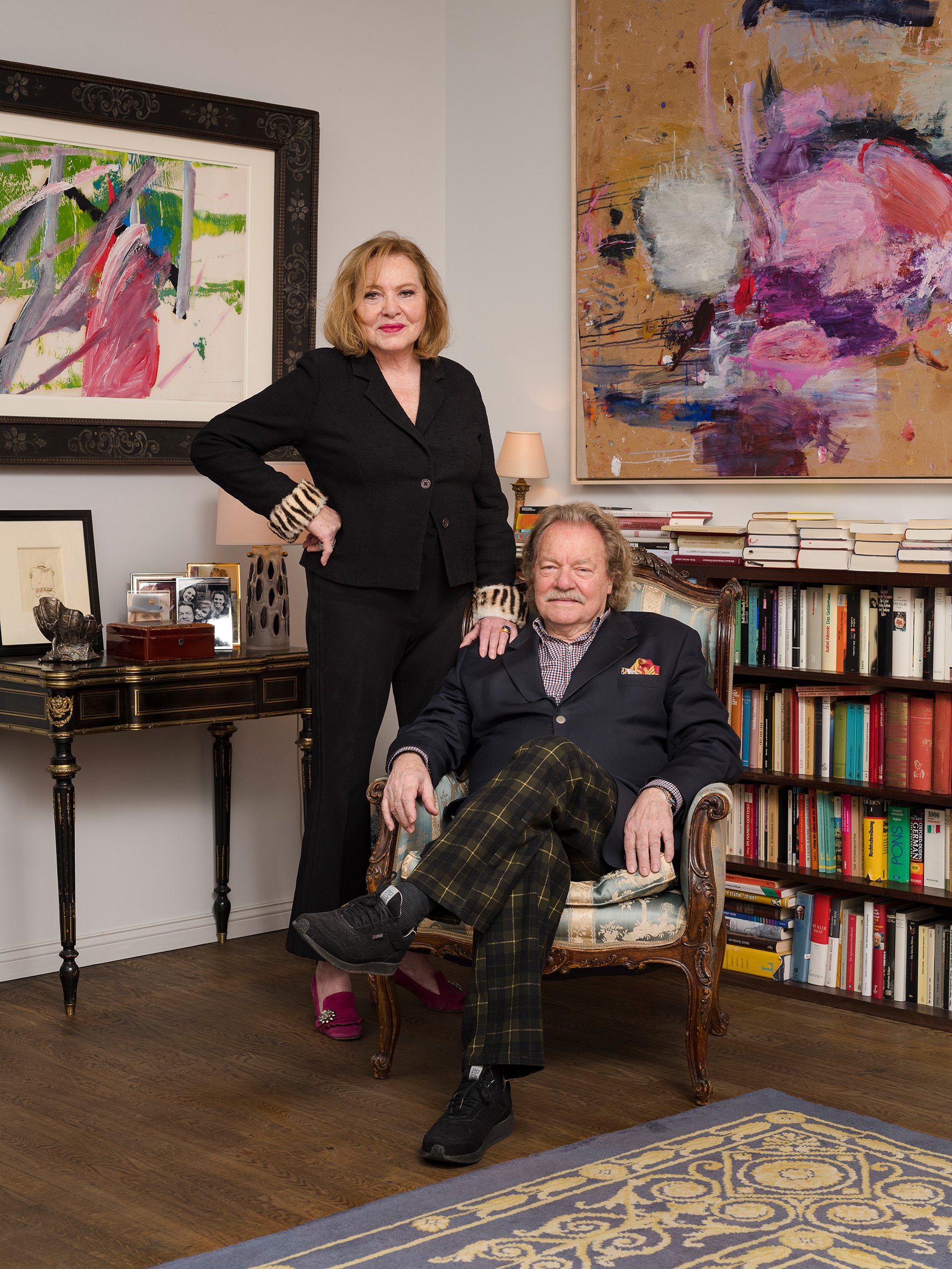 Manuela Alexejew mit Carlos Brandl, Im Hintergrund links: Gerhard Richter (Detail), Im Hintergrund rechts: Martha Jungwirth (Detail), © Trevor Good