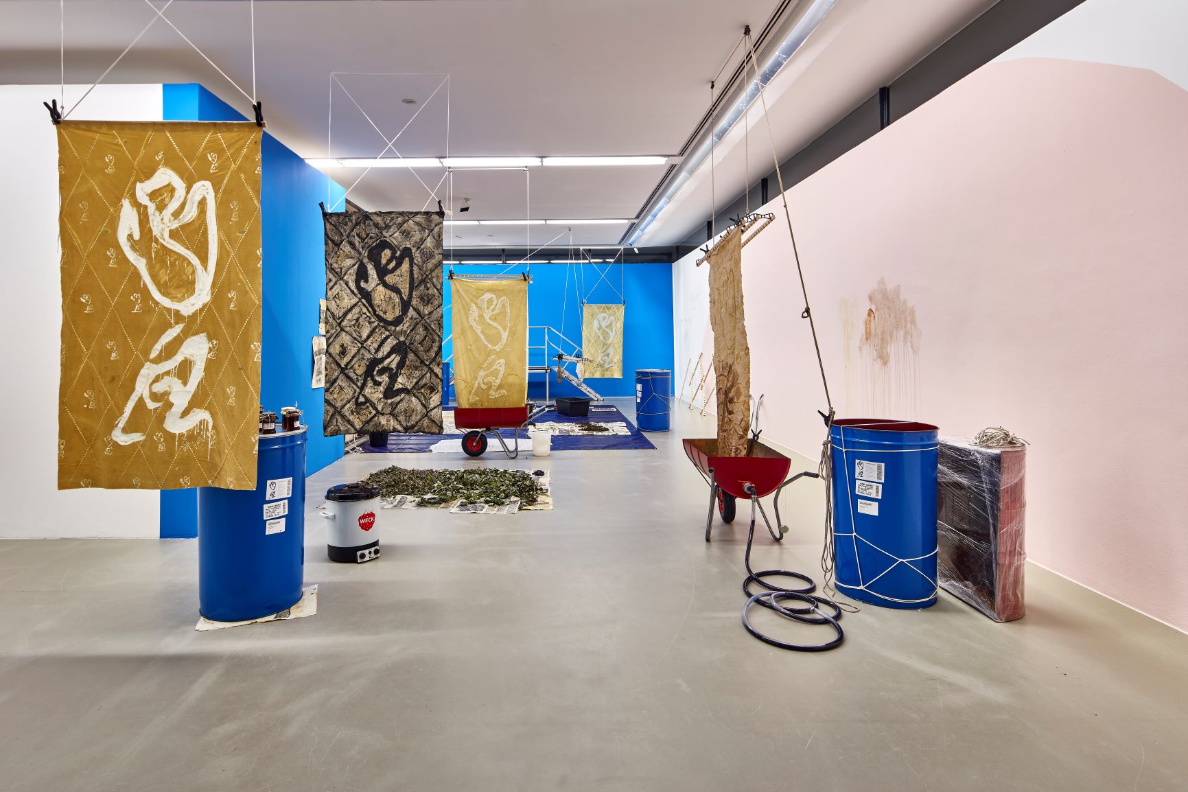 Ada van Hoorebeke, Rose Family Factory, 2020, Installationsansicht Städtische Galerie Nordhorn, Foto: Helmut Claus