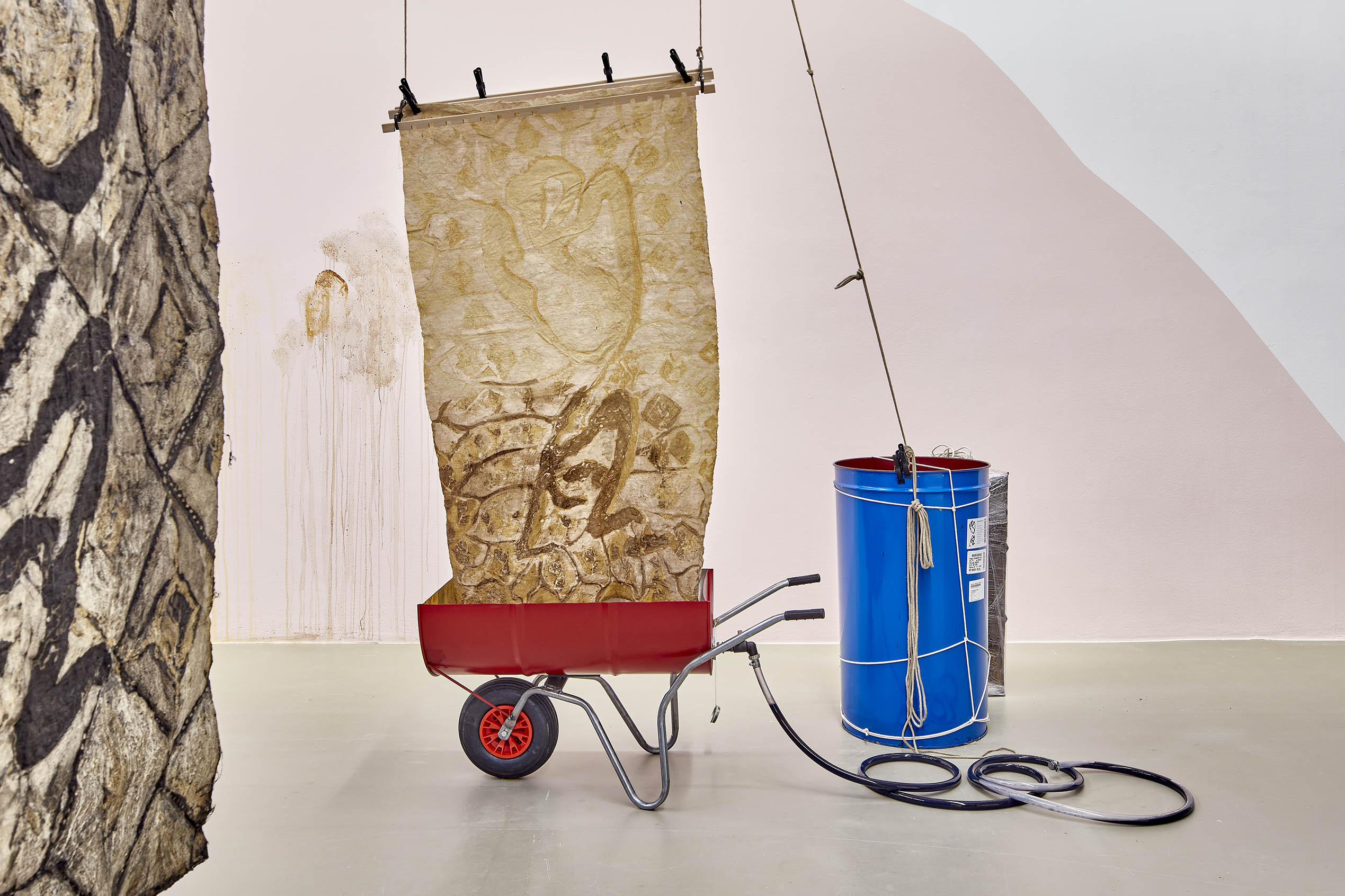 Ada van Hoorebeke, Rose Family Factory, 2020, Installationsansicht Städtische Galerie Nordhorn, Foto: Helmut Claus