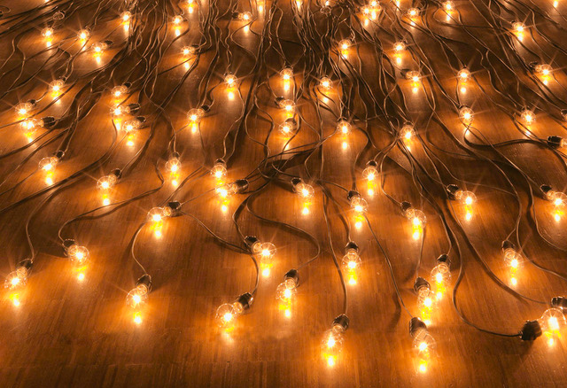 Christian Boltanski Crépuscule (detail), 1996, lightbulbs and cables, Dimensions variable © Centre Pompidou / Philippe Migeat © ADAGP, Paris, 2019