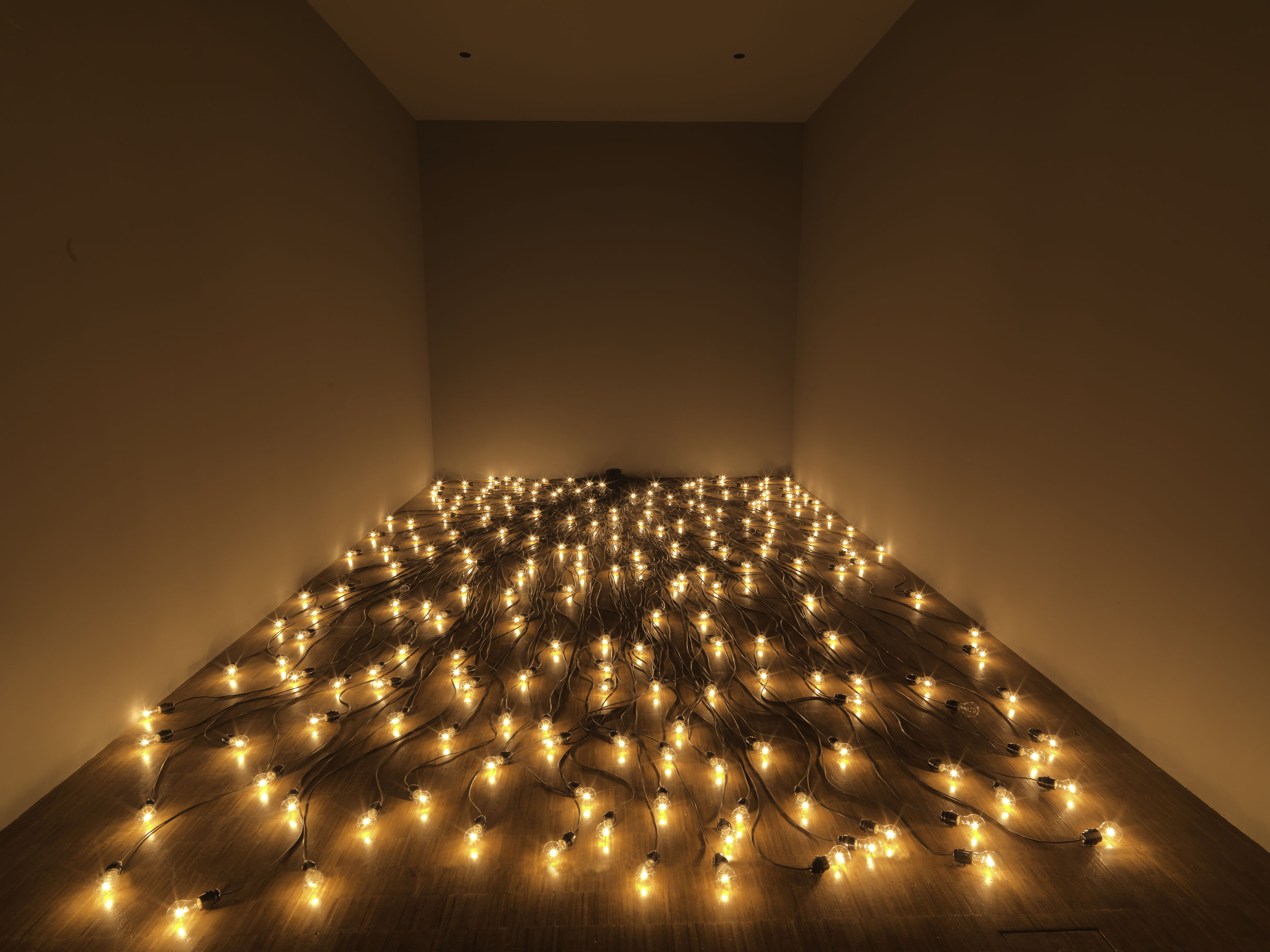 Christian Boltanski Crépuscule, 1996, lightbulbs and cables, Dimensions variable © Centre Pompidou / Philippe Migeat © ADAGP, Paris, 2019