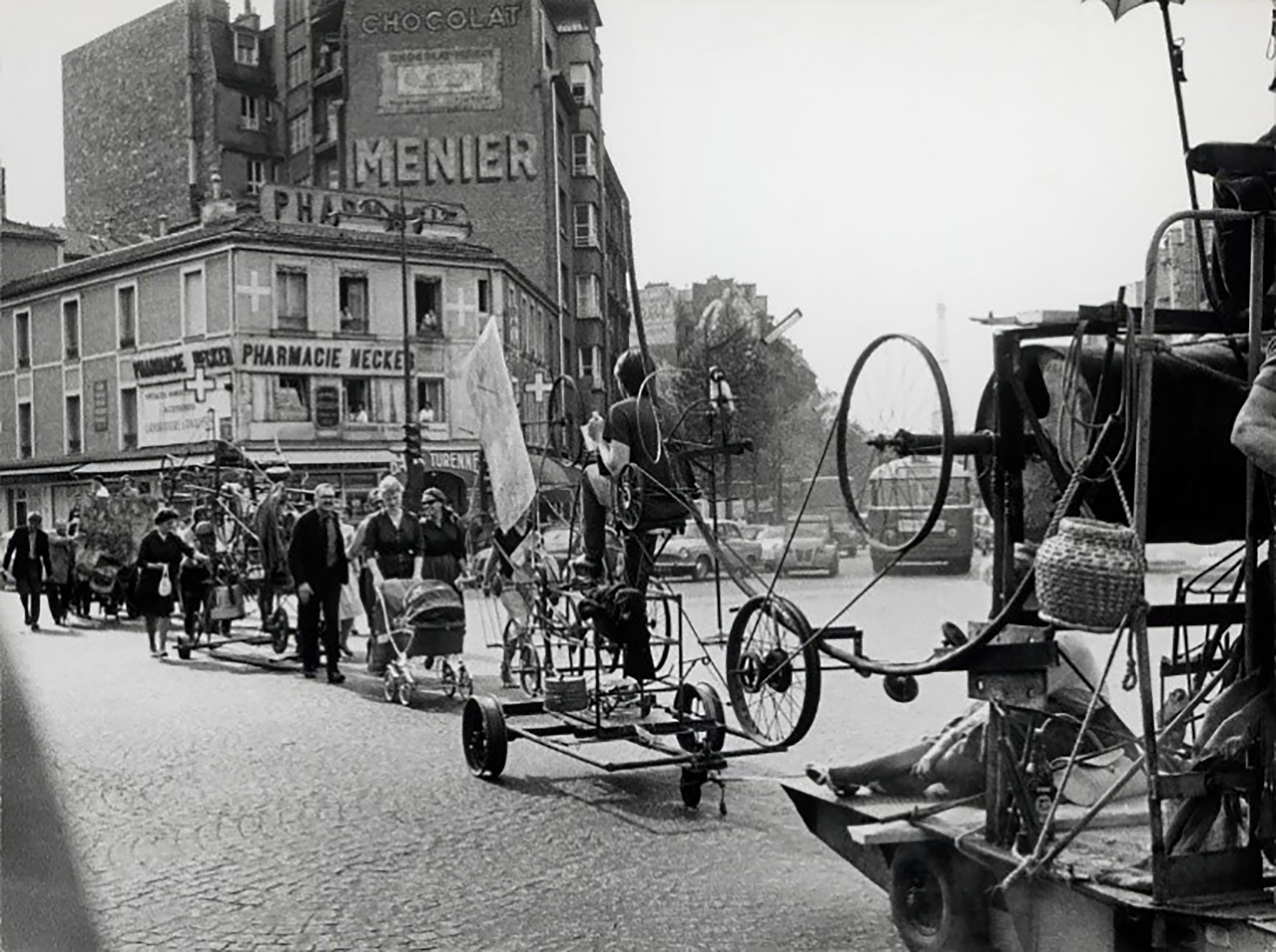 Jean Tinguelys Le Transport von seinem Atelier in der Impasse Ronsin zur Galerie des Quatre Saisons, Paris, 13.05.1960 © Foto: Christer Strömholm / Strömholm Estate
