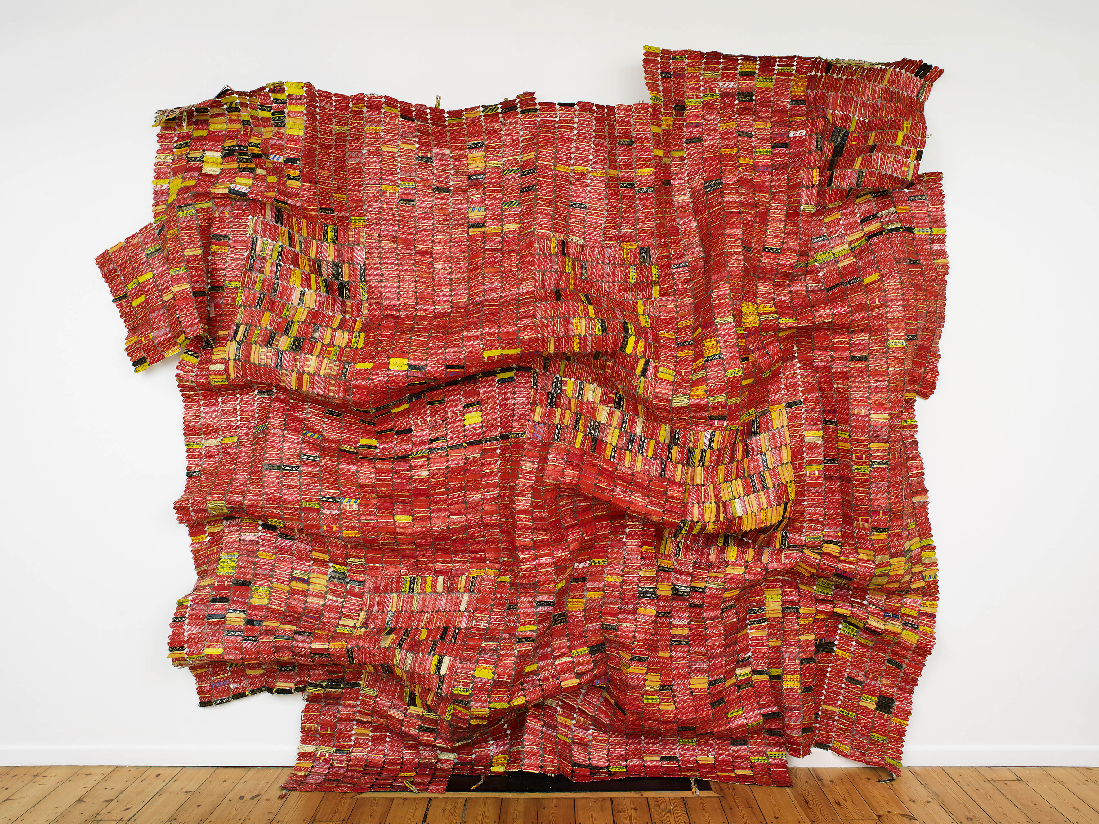 El Anatsui: AG + BA, 2014, Aluminium, Kupferdraht und Nylonschnur, Maße variabel, Courtesy: Der Künstler und October Galerie, London, Foto: Andy Keate