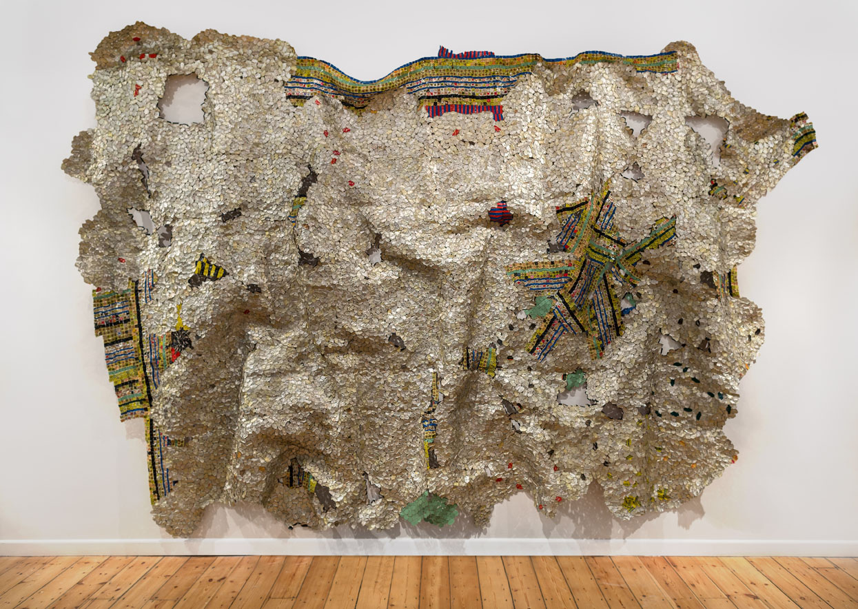 El Anatsui: Timespace, 2014, Aluminium und Kupferdraht, 325 x 495 cm, Courtesy: Der Künstler und October Galerie, London, Foto: Jonathan Greet