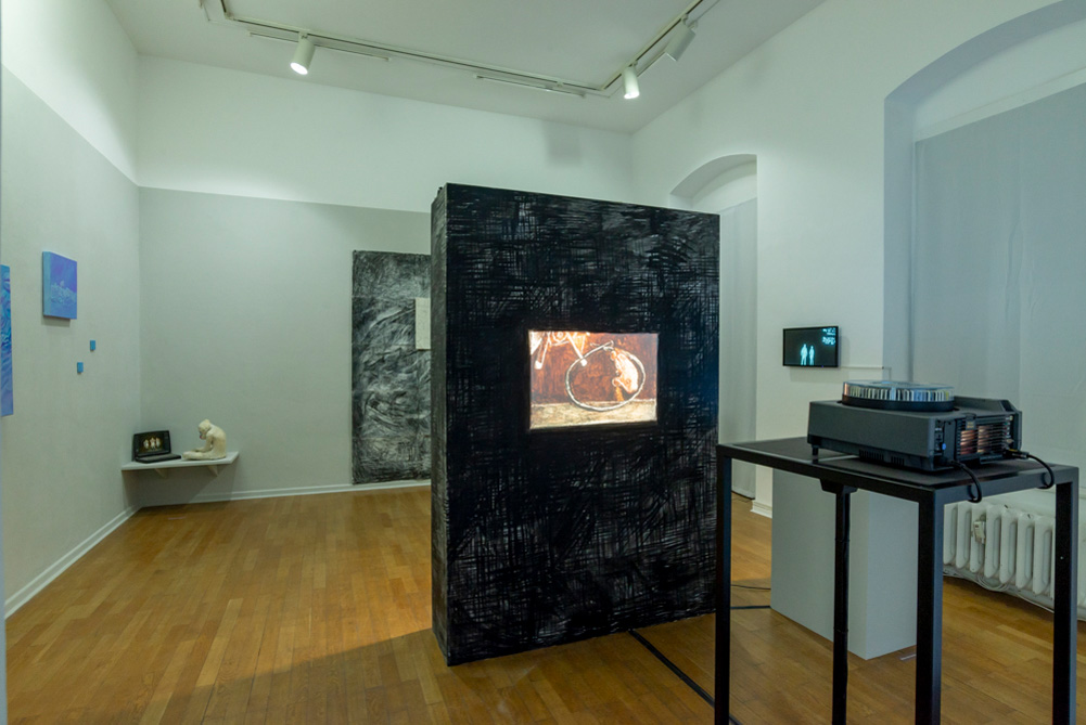 Resonanz der Realitäten, Ausstellung des VR KUNSTPREISES der DKB in Kooperation mit CAA Berlin, kuratiert von Tina Sauerländer, Installation IMAGE TECHNOLOGY ECHOES von Lauren Moffatt, Haus am Lützowplatz, Berlin, 2021, Foto © J. Pegman