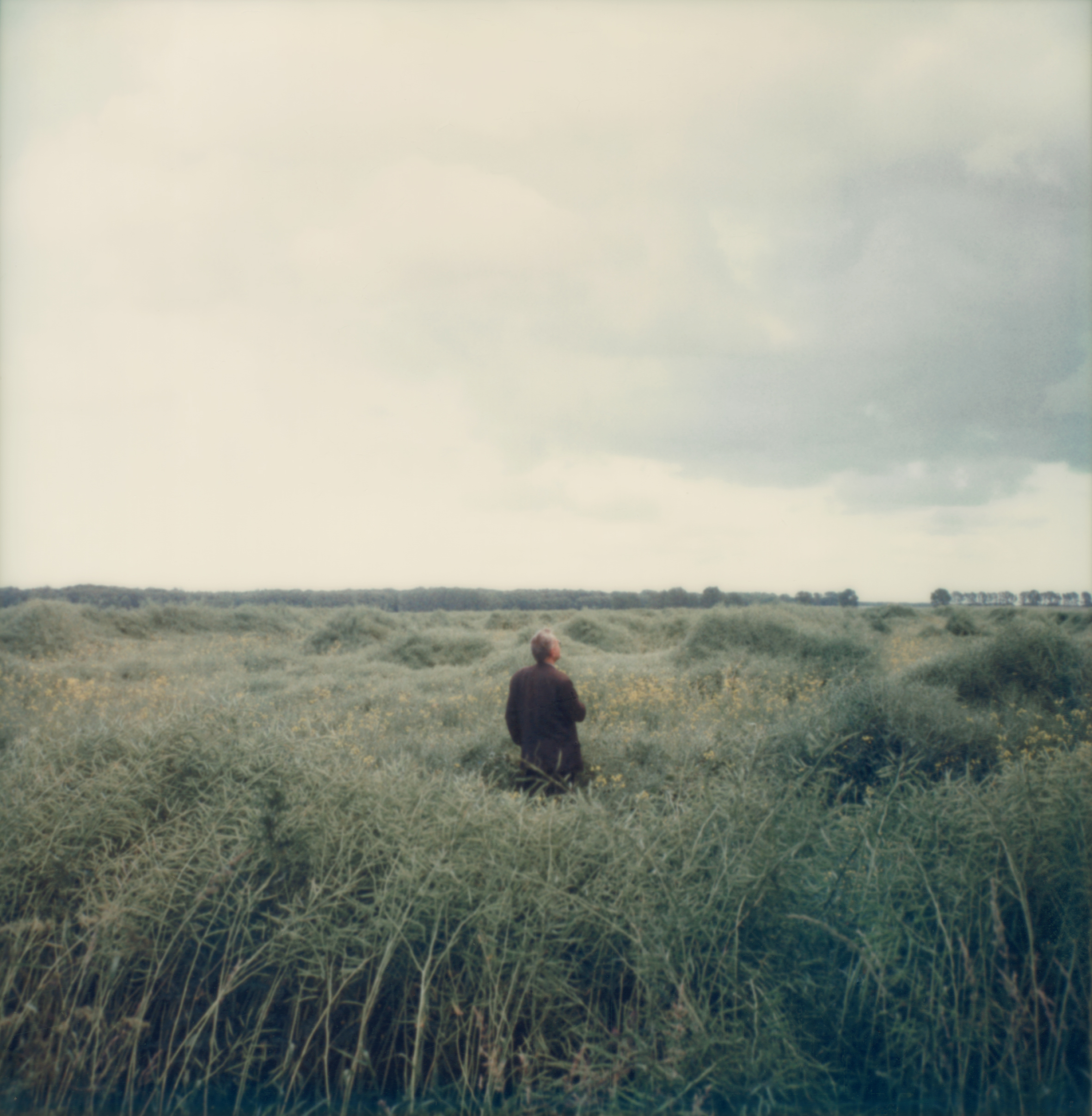 Knut Wolfgang Maron Mann im Rapsfeld, Mecklenburg-Vorpommern, 1997 Polaroid SX-70 © Knut Wolfgang Maron