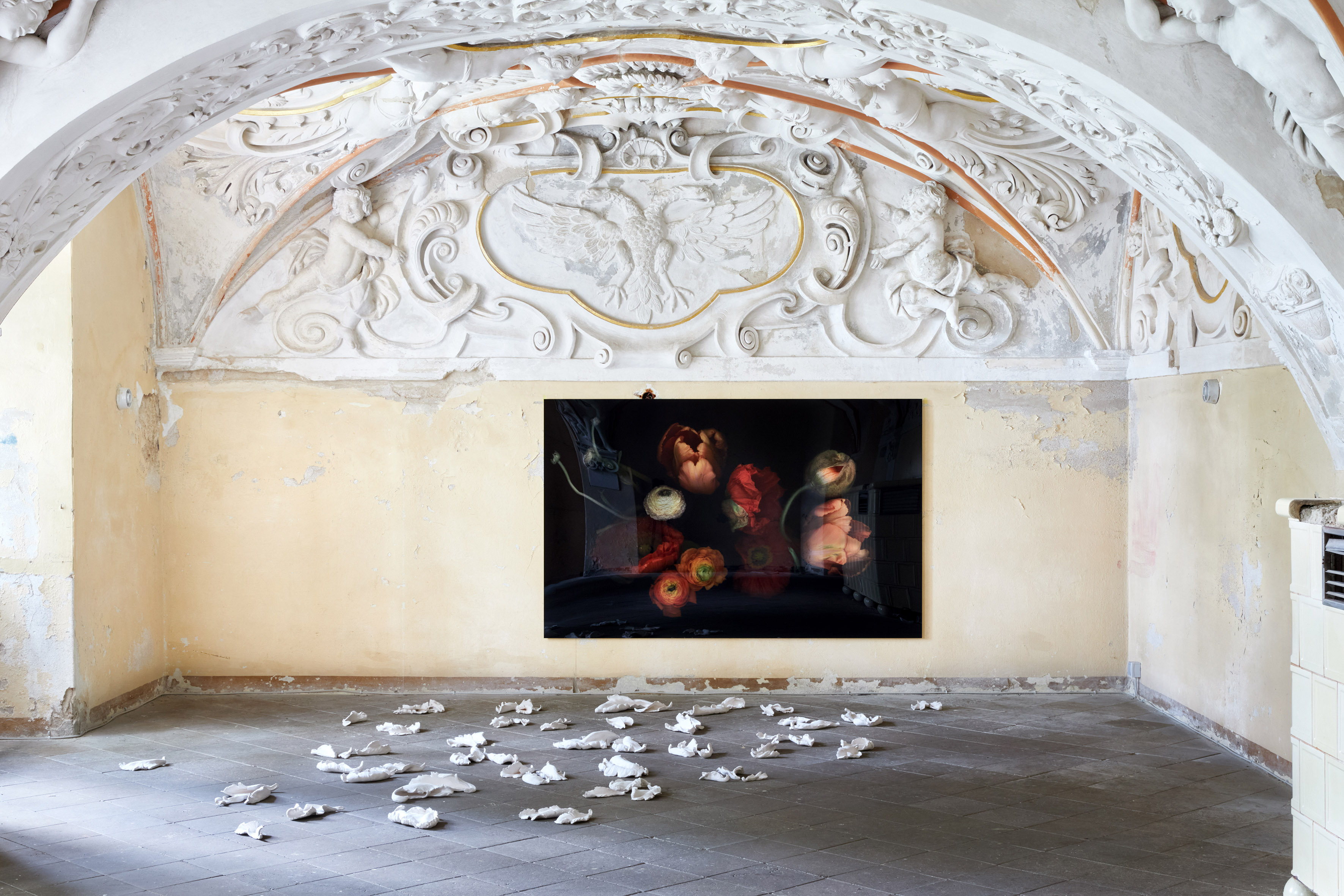 Luzia Simons, Installationsansicht Rohkunstbau26. Correspondances, 2021, Keramik, Installation mit 72 Elementen, Realisierung in Zusammenarbeit mit Mario Brandao, Maße variabel, Stockage 191, 2021, 1/5 + 1AP, Lighjet Druck / Diasec auf Dibond, 140 x 220 cm, ungerahmt © Luzia Simons, VG Bildkunst Bonn, 2021, Foto: Jan Brockhaus / Freunde des Rohkunstbau e.V., Courtesy: Sammlung Archives Nationales Paris.