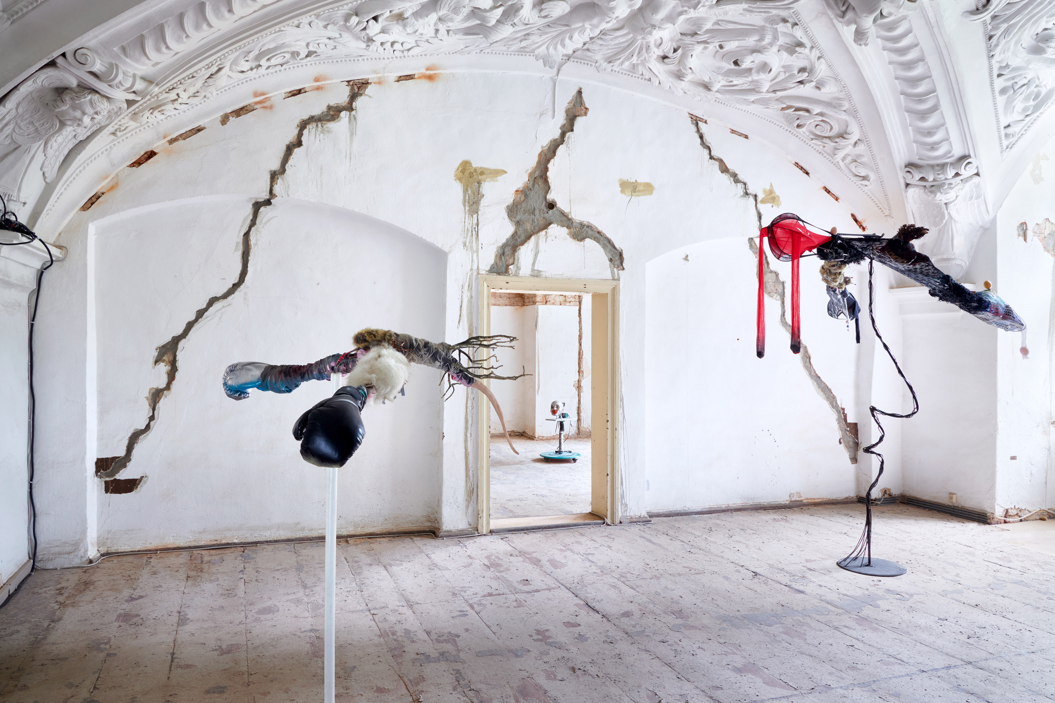 Tong Kunniao, Installationsansicht Rohkunstbau26, Mop Boxer, 2019. Mixed Media, (Boxhandschuhe, Wolle, Metall, etc. gefundene Objekte), 100 x 100 x 150 cm. Red Tail Double Eggs Bird, 2020. Mixed Media, (Handschuhe, Strümpfe, Wolle, Metall, etc.) 14 0x 150 x 220 cm © Tong Kunniao, 2021, Foto: Jan Brockhaus / Freunde des Rohkunstbau e.V., Courtesy: Hua International.