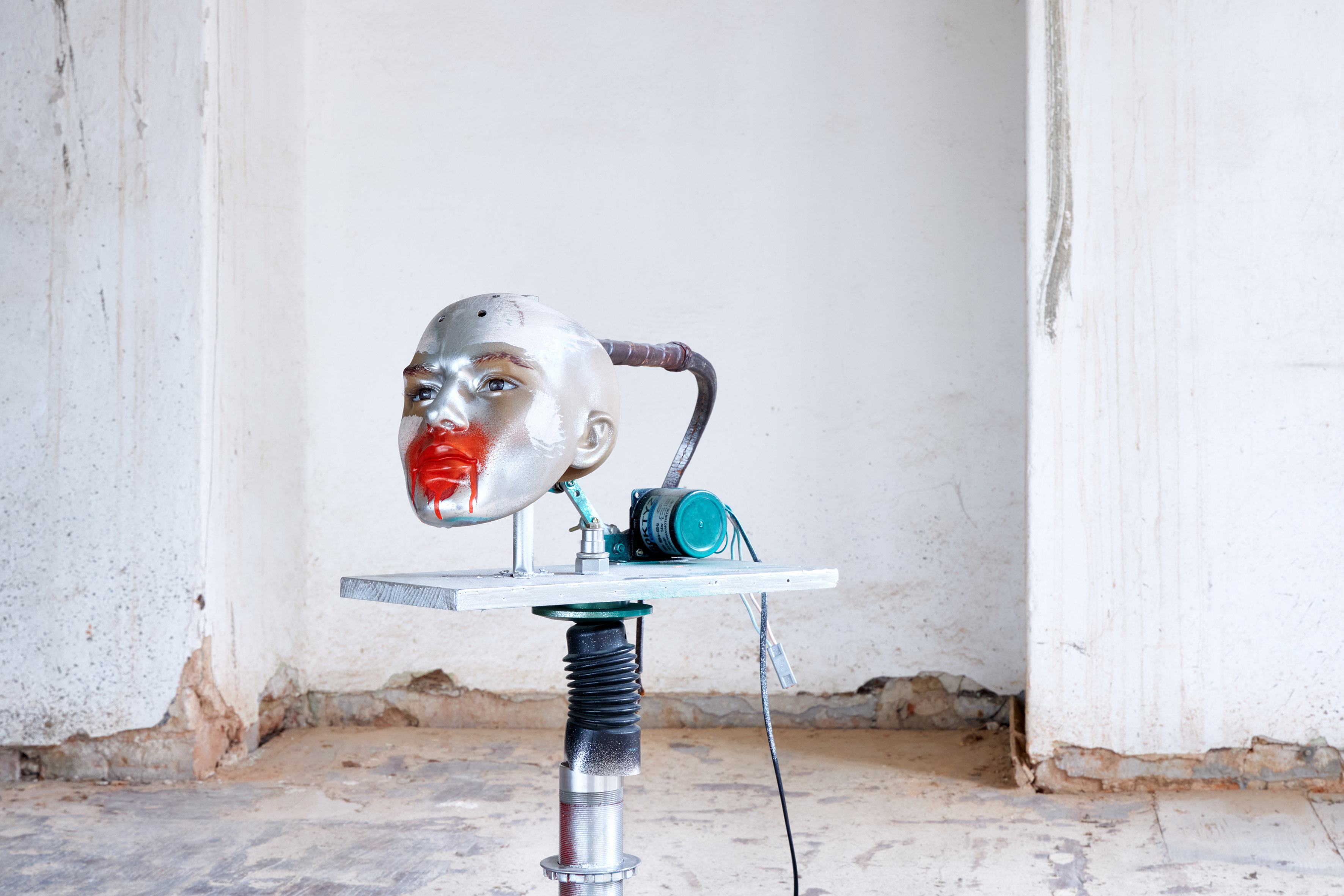 Tong Kunniao, Installationsansicht Rohkunstbau26, NO MAN, 2020. Modellkopf, Motoren, Metall, Wolle etc., 50 x 50 x 73 cm © Tong Kunniao, 2021, Foto: Jan Brockhaus / Freunde des Rohkunstbau e.V., Courtesy: Hua International.