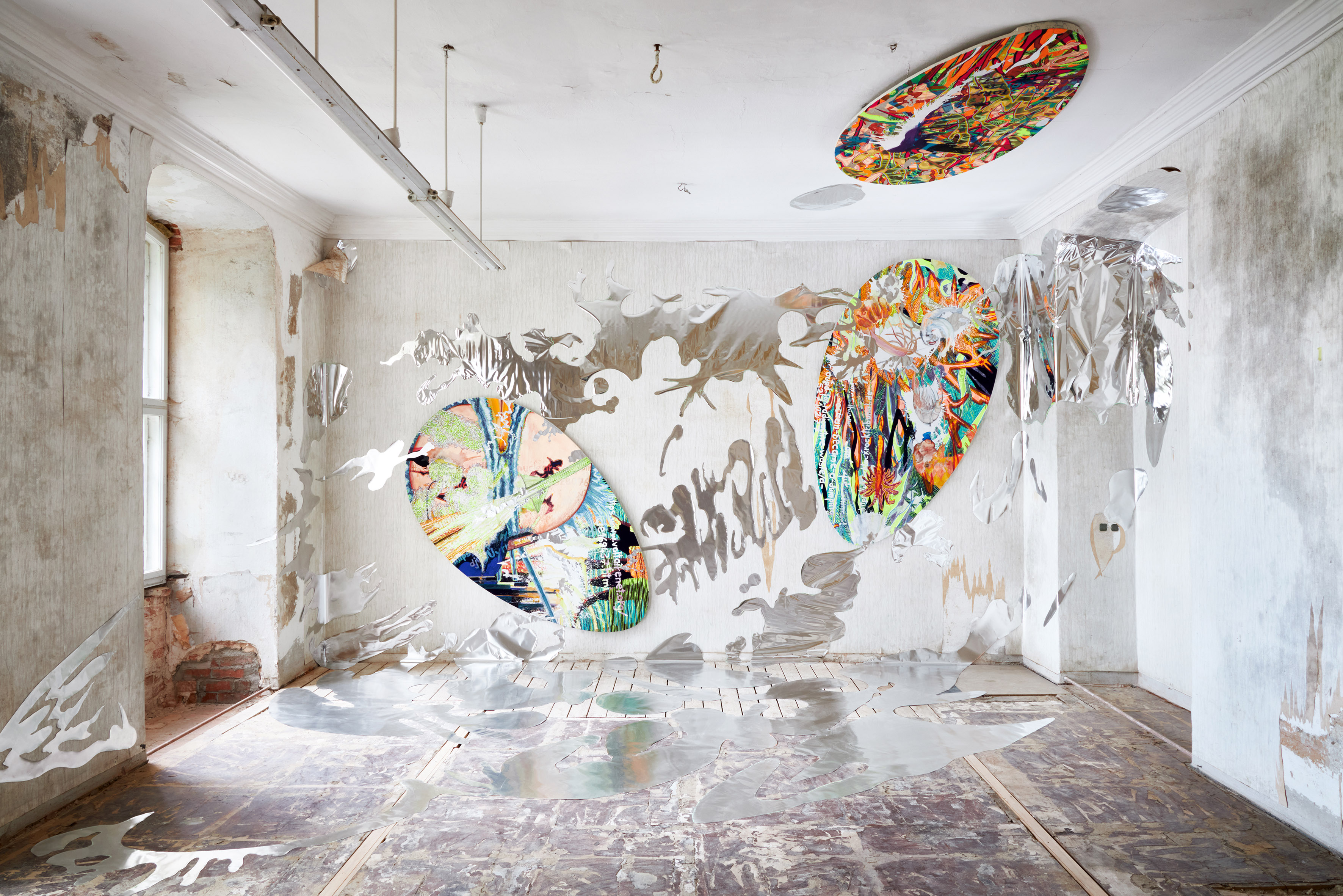 Claudia Chaseling, Installationsansicht Rohkunstbau26. deluge of delusion 2, 2021. Aluminium, Pigmente und MDM-Bindemittel auf ovaler Leinwand, 250 x 150 cm, end of story 2, 2020. Aluminium, Pigmente und MDM-Bindemittel auf ovaler Leinwand, 200 x 120 cm, muddy waters 1, 2020. Aluminium, Pigmente, MDM-Bindemittel und Öl auf Leinwand, 170 x 170 cm © Claudia Chaseling, VG Bildkunst Bonn, 2021, Foto: Jan Brockhaus / Freunde des Rohkunstbau e.V.