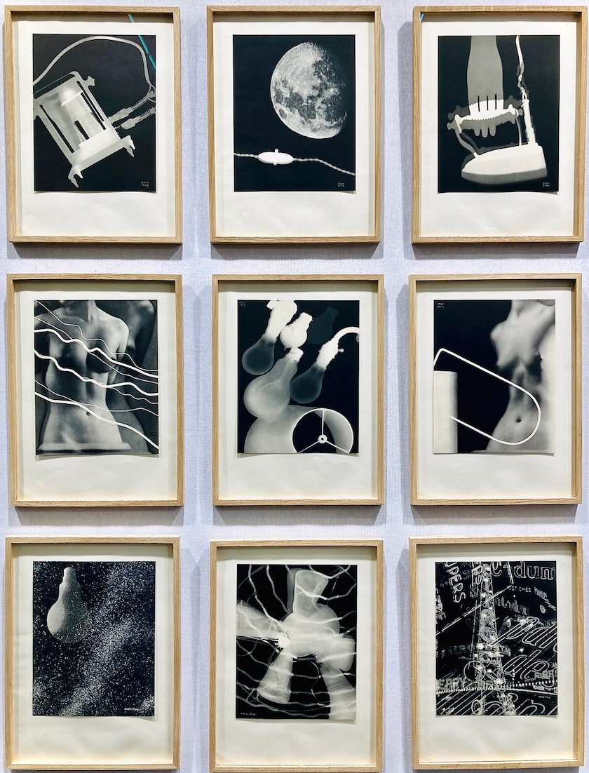 Man Ray, Electricité, 1931, Satz mit zehn durch Heliogravur reproduzierten Fotogrammen, die Man Ray für die Compagnie Parisienne de Distribution d’Electricité anfertigte, 26 x 20,5 cm Courtesy of Galerie Eva Meyer, Paris
