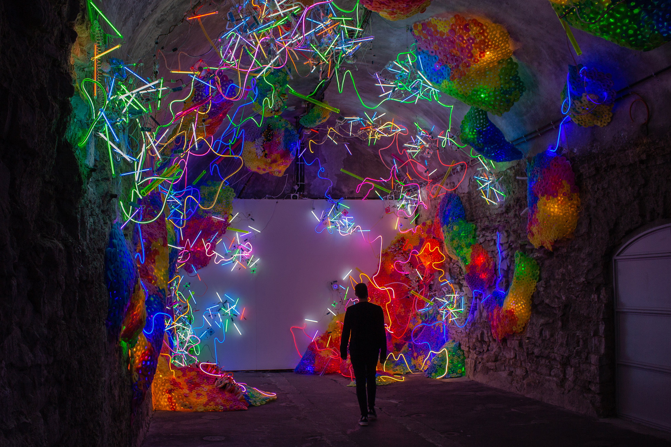 Adela Andea, Chaos Incarnate, 2021, Ausstellungsansicht Faszination Licht, Zentrum für Internationale Lichtkunst Unna © Adela Andea, Foto: Leonard Lueg