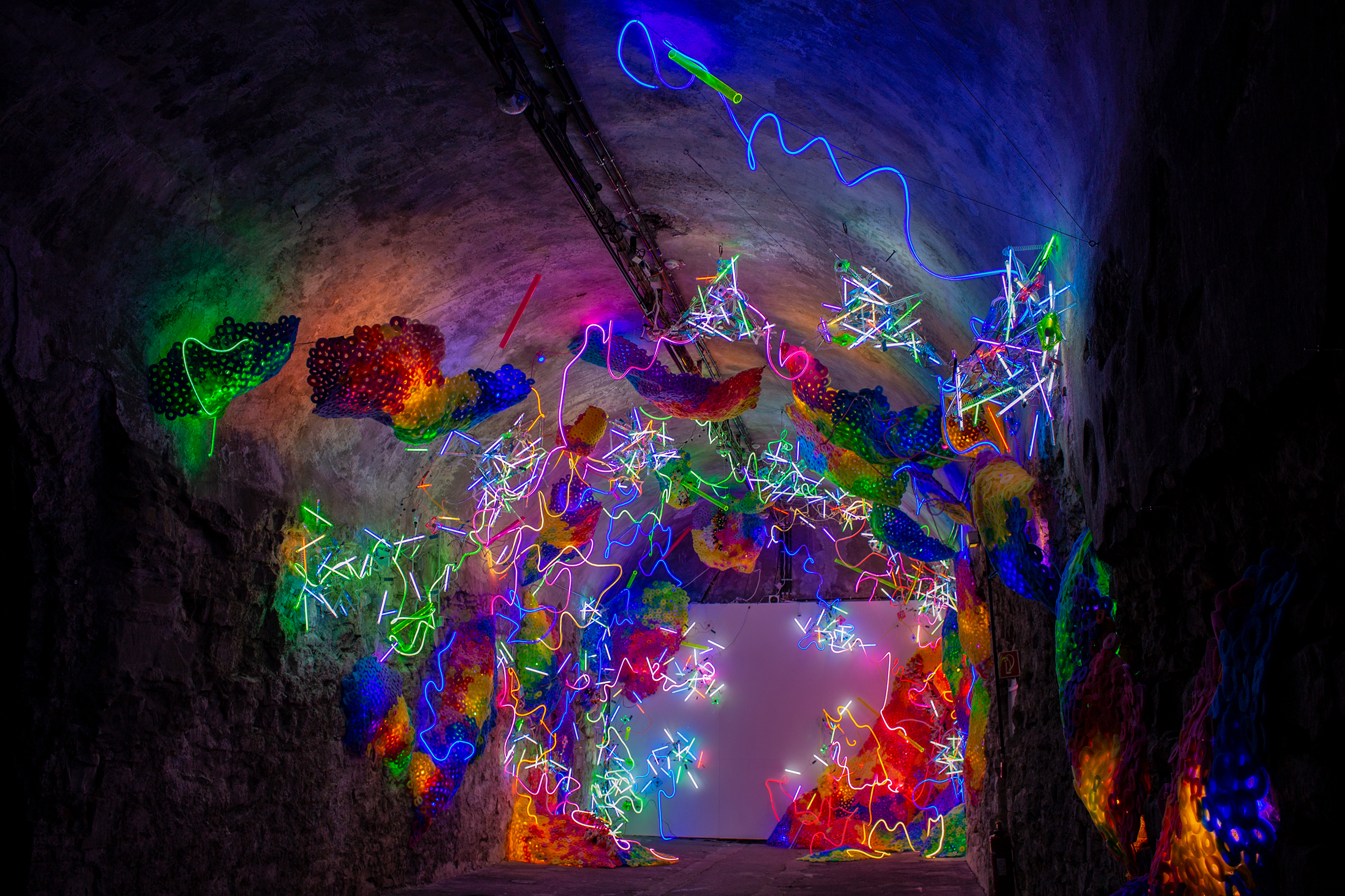 Adela Andea, Chaos Incarnate, 2021, Ausstellungsansicht Faszination Licht, Zentrum für Internationale Lichtkunst Unna © Adela Andea, Foto: Leonard Lueg