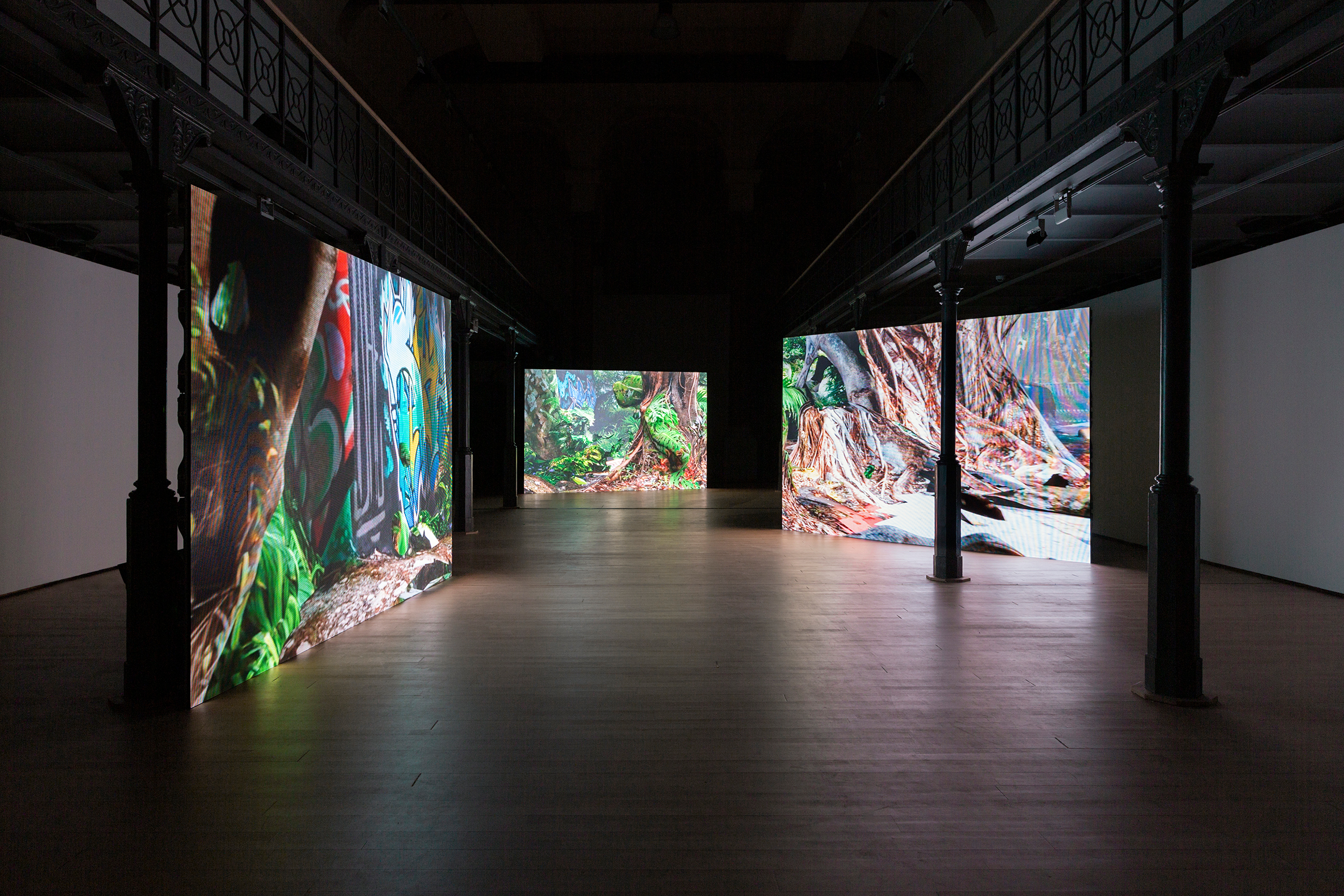Emmanuel Van der Auwera, The Sky is on Fire, 2019, HD Video, 15 min 21 s, Installationsansicht Botanique, 2019, Courtesy Emmanuel Van der Auwera und Harlan Levey Projects © Emmanuel Van der Auwera, Foto: Gilles Ribero