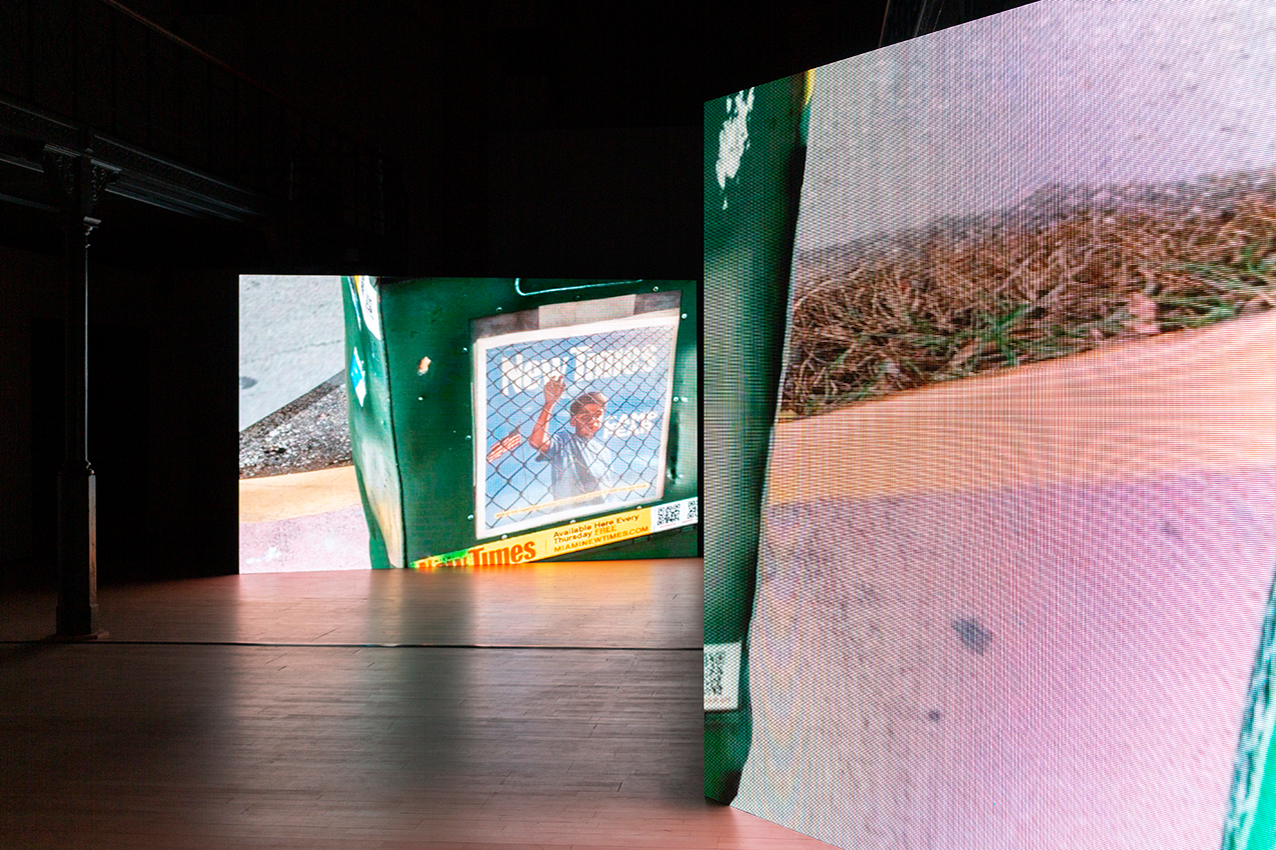 Emmanuel Van der Auwera, The Sky is on Fire, 2019, HD Video, 15 min 21 s, Installationsansicht Botanique, 2019, Courtesy Emmanuel Van der Auwera und Harlan Levey Projects © Emmanuel Van der Auwera, Foto: Gilles Ribero