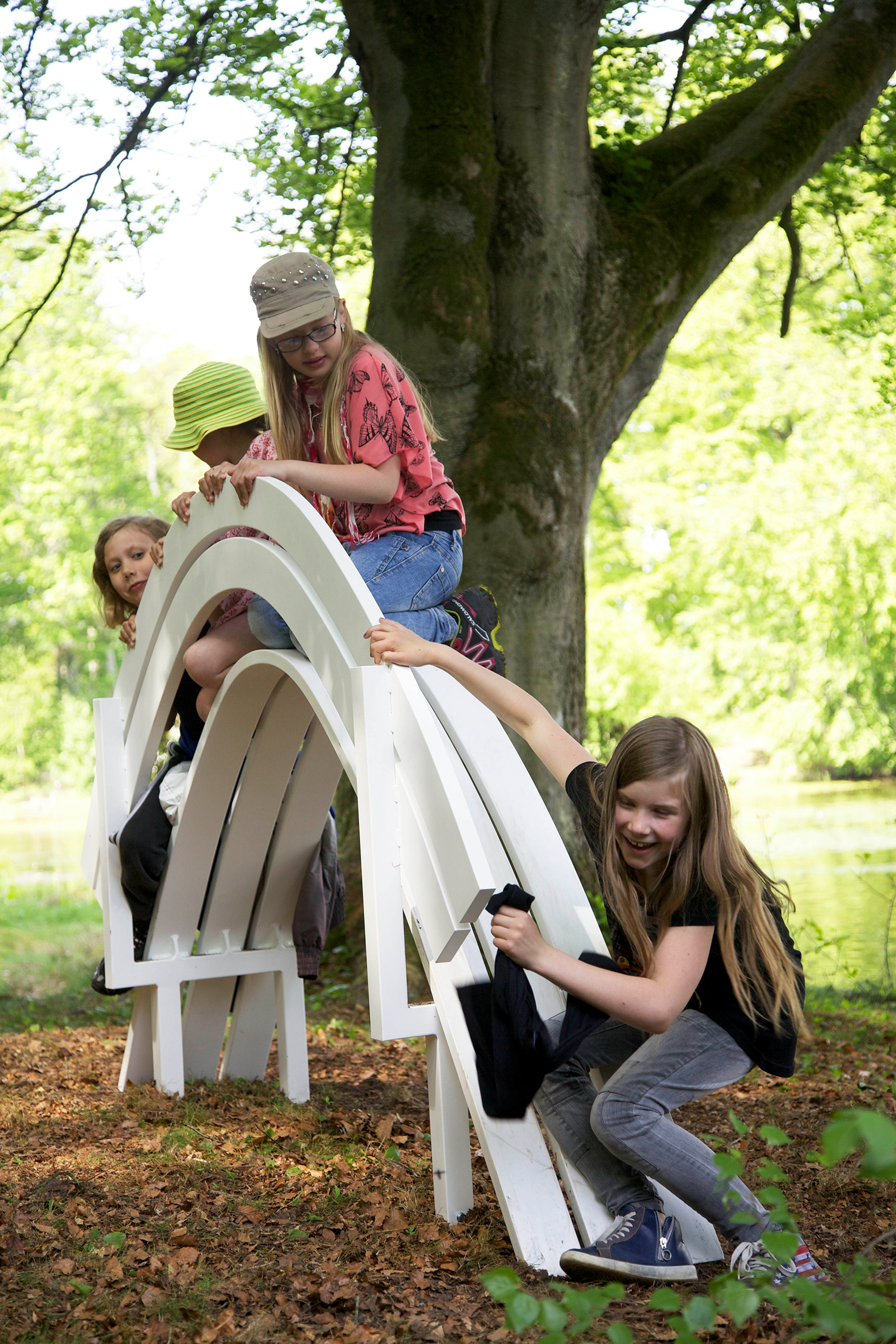 Jeppe Hein, Modified Social Bench #14, 2012, Ausstellung A Smile For You, Wanås Konst, Knislinge, SE, 2013, Pulverbeschichtetes Aluminium, 137 x 202 x 44 cm, Courtesy KÖNIG GALERIE, Berlin, 303 GALLERY, New York, und Galleri Nicolai Wallner, Copenhagen, Foto: Mattias Givell ausgestellt bei Wanås Konst, 2013