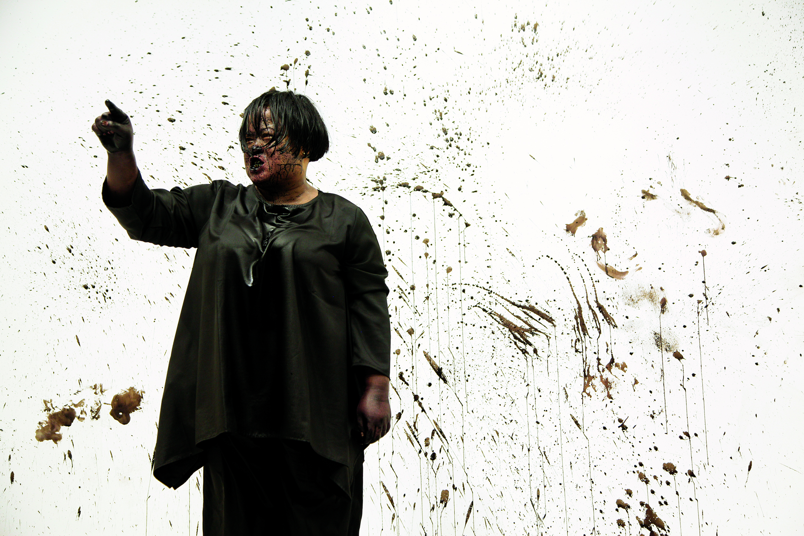 Melati Suryodarmo, Eins und Eins, 2016, aufgeführt bei Pearl Lam Galleries, Singapur, 2016, Photo Courtesy of the Artist, Foto: Riki Zoelkarnain