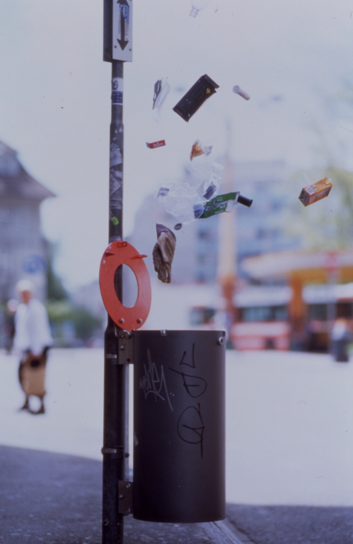Eric Hattan, Jet d’OH!, 2000 Abfalleimer, Auslösemechanismus, Steuerung, 120 x 40 cm, im Besitz des Künstlers © Eric Hattan, Foto: Claude Joray, courtesy Transfert, Biel/Bienne
