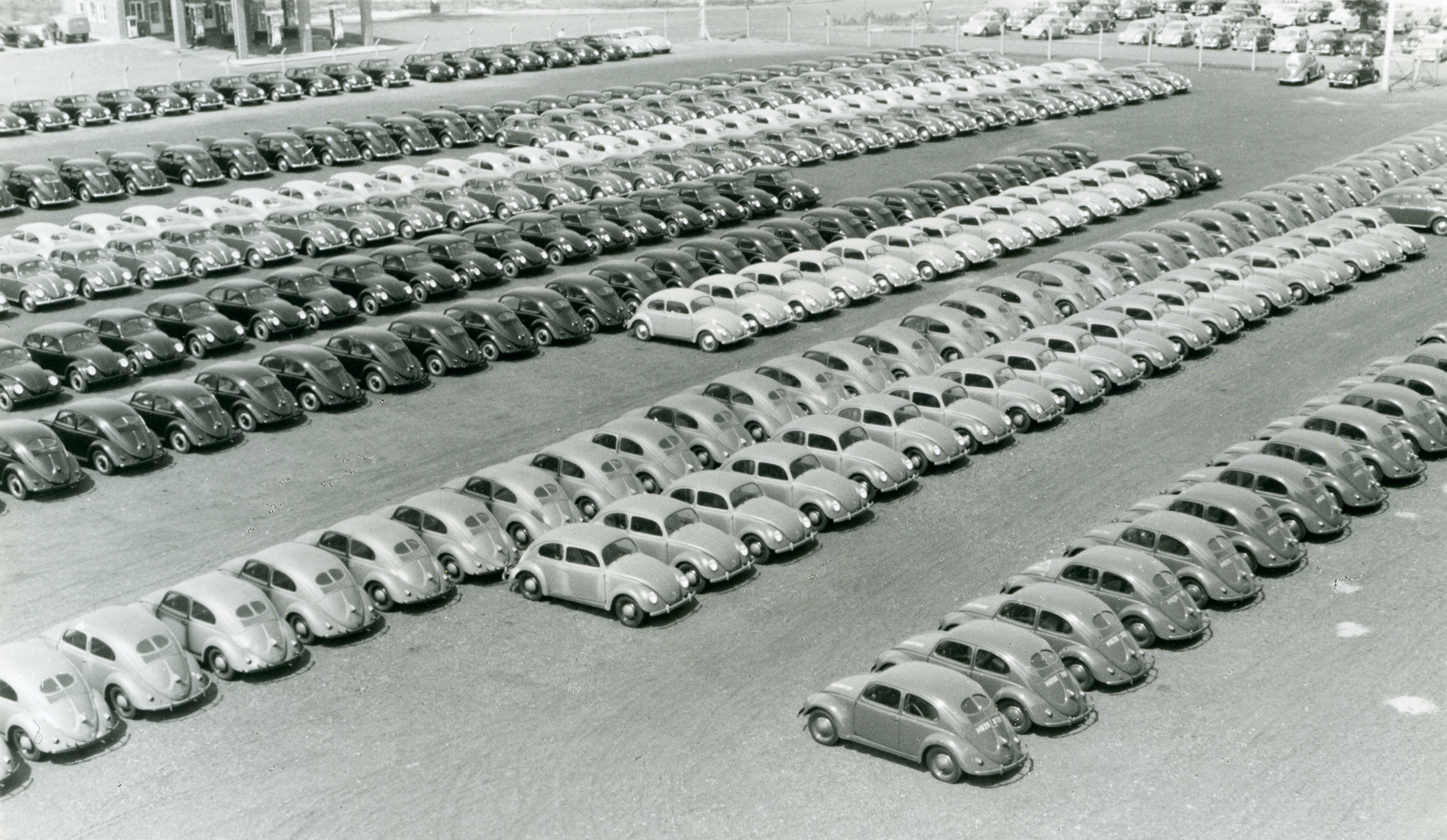 Alfred Ehrhardt, VW Käfer, Volkswagenwerk, Wolfsburg, 1949, Silbergelatineabzug, 13,0 x 18,1 cm © Alfred Ehrhardt Stiftung