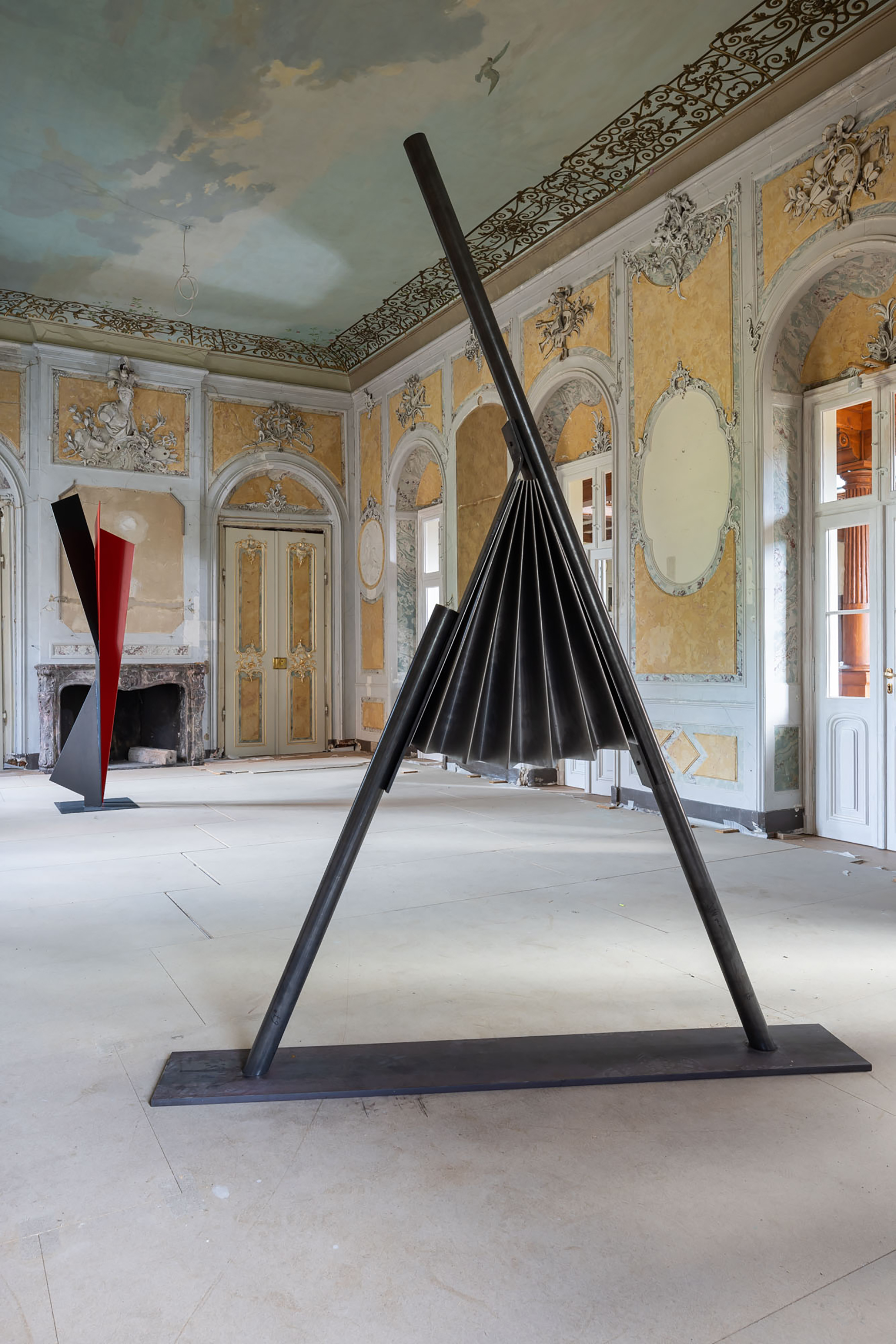 Katja Strunz - vorne im Bild: Ausdehnung, 2022, Stahl pulverbeschichtet, 190 x 140 x 25 cm; hinten im Bild: Pharaoh's Dance, 2022, Stahl lackiert, 260 x 60 x 60 cm © Katja Strunz, Courtesy: Galerie CFA Berlin,Foto: Roland Horn
