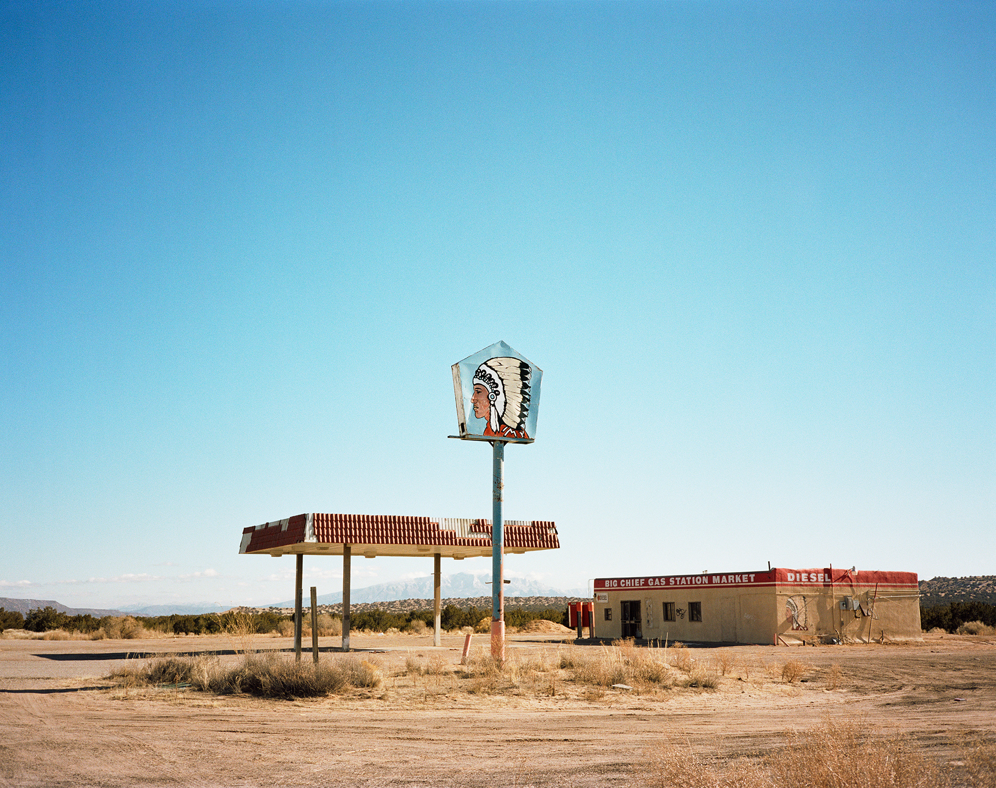Jane Hilton, Big Chief Gas Station, New Mexico, 2015, Edition 3/10, Archivierter digitaler C-Type Druck, 28” x 23” / 71cm x 58cm, Courtesy KUNST für ANGELN e.V. / Sammlung Roosen-Trinks © Jane Hilton