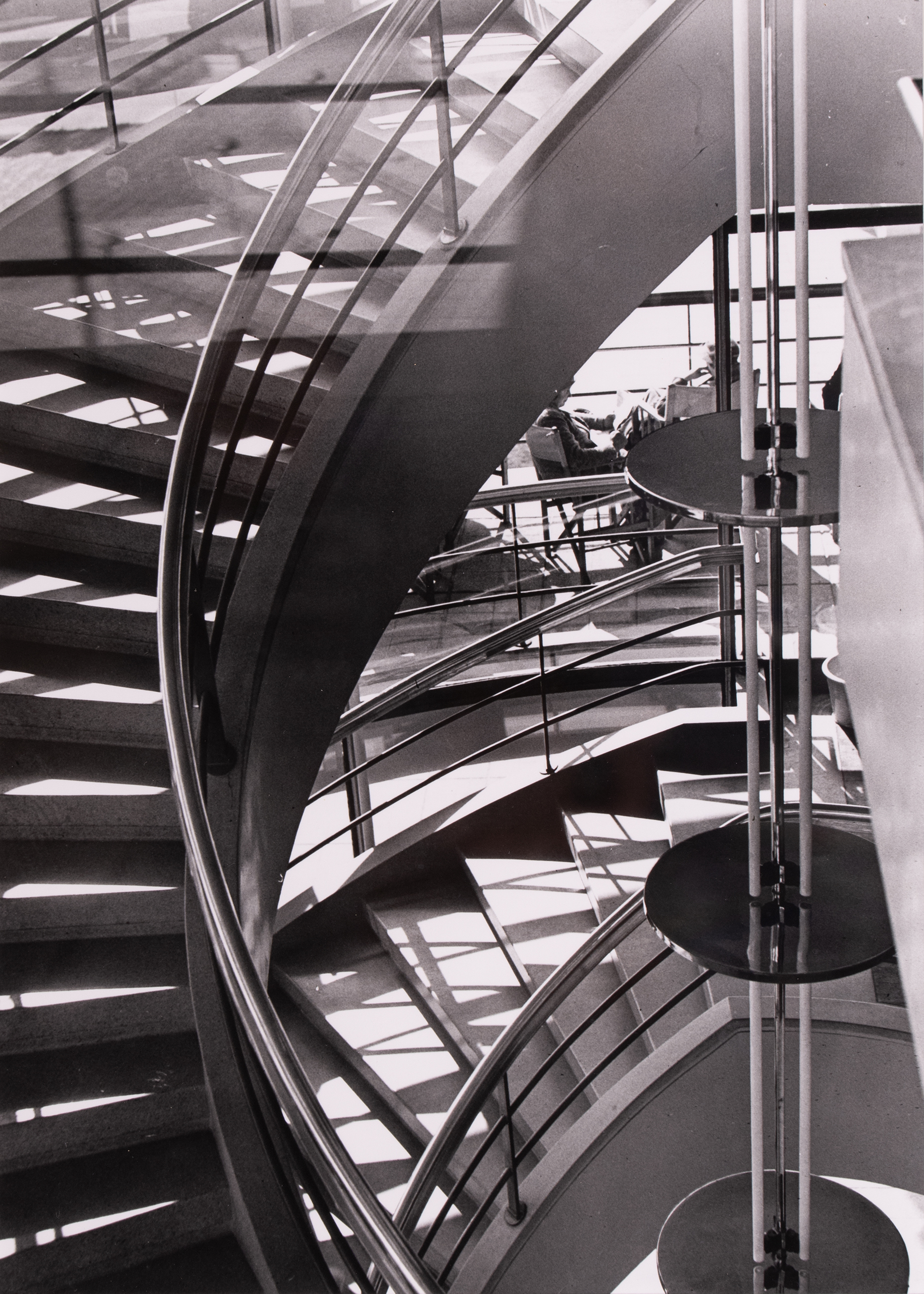 Làzlò Moholy-Nagy, Treppenhaus, 1936, Fotografie, Silbergelatineabzug, 40 x 30 cm Verso Nachlassaufdruck und einmalige Auflage für die Griffelkunst 1994 © KUNST für ANGELN e.V. / Sammlung Roosen-Trinks, Foto: Thomas Raake
