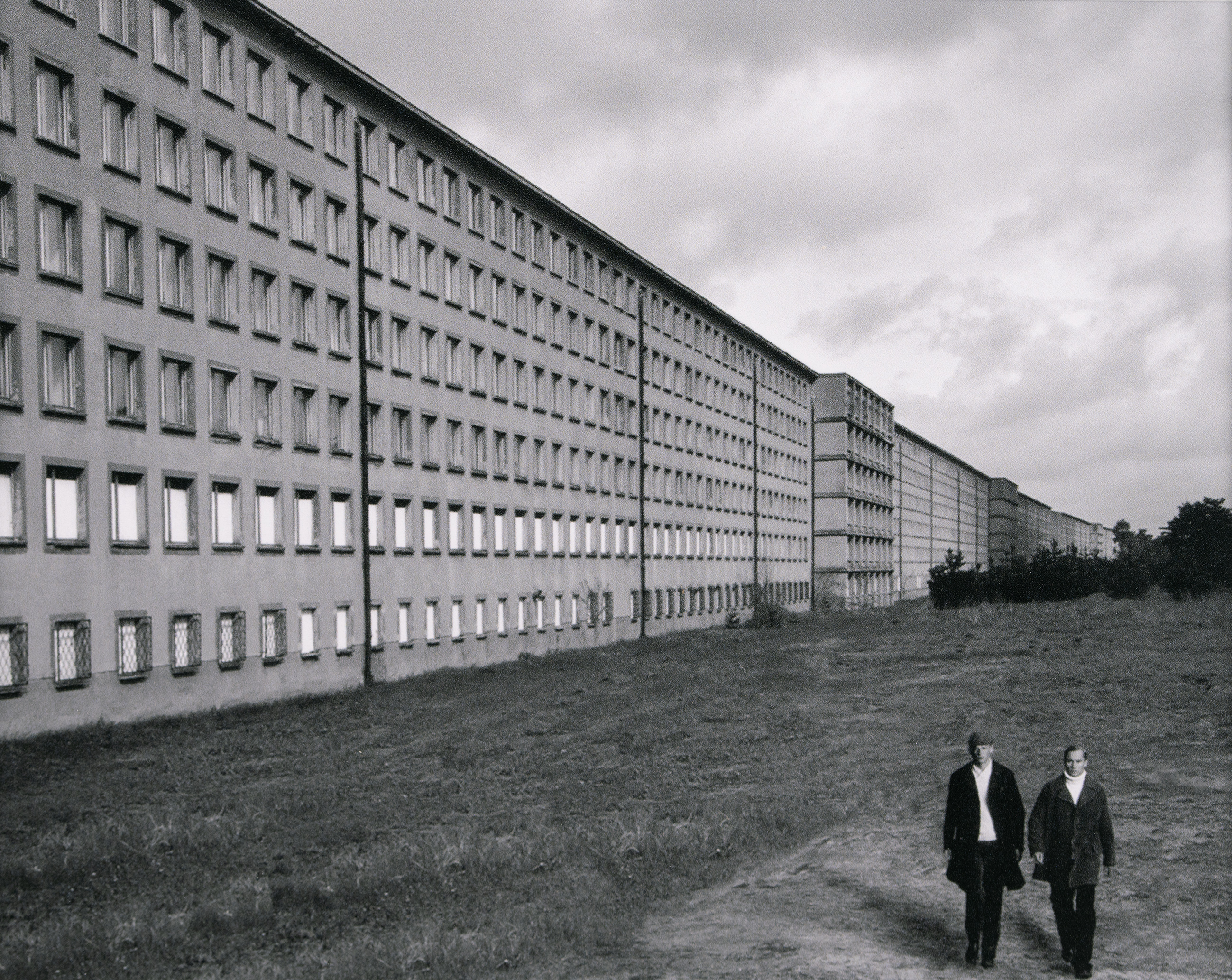 Andreas Mühe, Prora Seaside, 2005, Fotografie (s/w), Courtesy KUNST für ANGELN e.V. / Sammlung Roosen-Trinks © Andreas Mühe, Foto: Thomas Raake