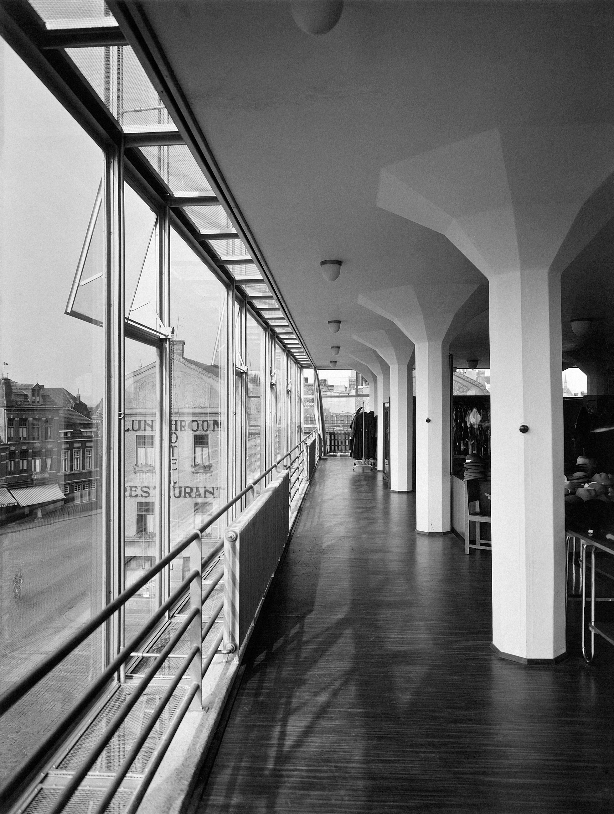 Werner Mantz, Glaspaleis Modehuis Schunck, 1936 Heerlen, Niederlande, Architekt: Frits Peutz © Werner Mantz/Nederlands Fotomuseum