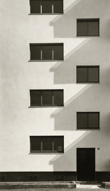 Werner Mantz, Siedlung Keulen-Kalderfeld Huisingang (Hauseingang), 1930 Keulen, Deutschland, Architekten: Wilhelm Riphahn und Caspar Maria Grod Portfolio: Galerie Schürmann & Kicken, 1977 © Sammlung Bonnefanten