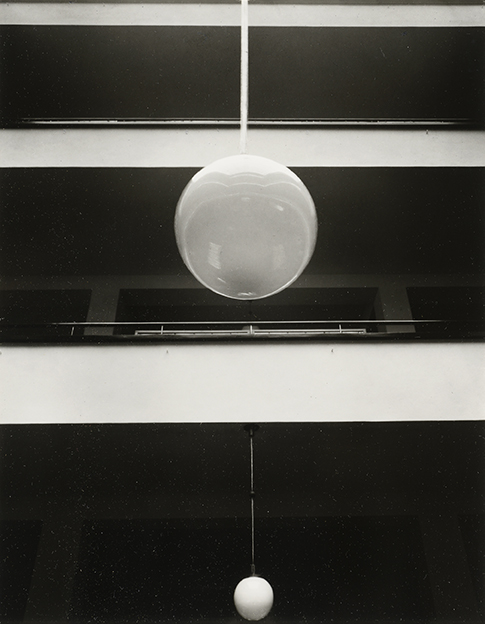 Werner Mantz, Lamp Kaufhaus Sinn (Lampe, Kaufhaus Sinn), 1928 Gelsenkirchen, Deutschland Portfolio: Galerie Schürmann & Kicken, 1977 © Sammlung Bonnefanten