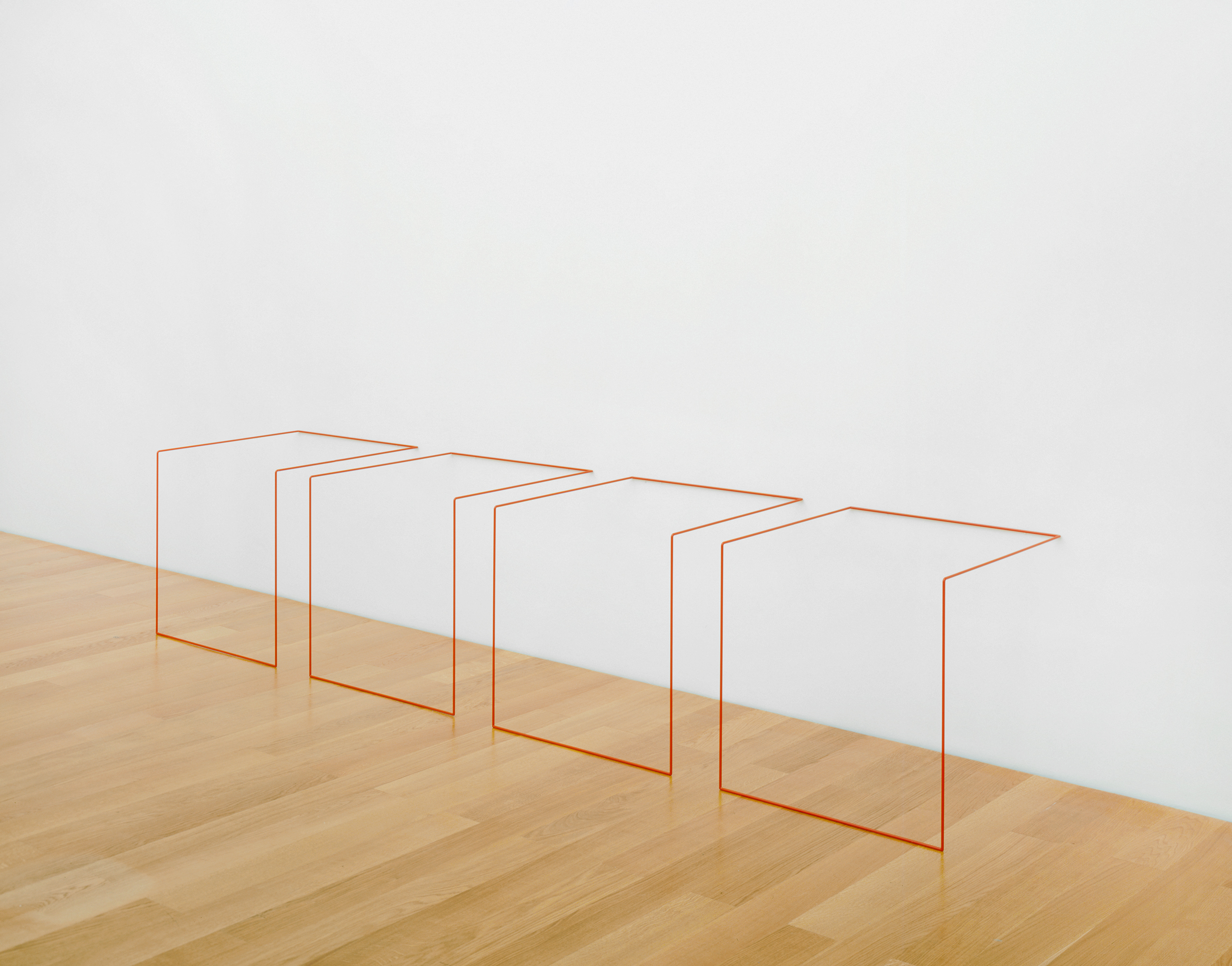 Fred Sandback, Untitled, 1968/83, Autolack auf Stahl, Gesamtmaß, 61 × 289 × 61 cm 4-teilig je: 61 × 61 × 61 cm, Sammlung Kunstmuseum Liechtenstein, Vaduz © Fred Sandback Archiv