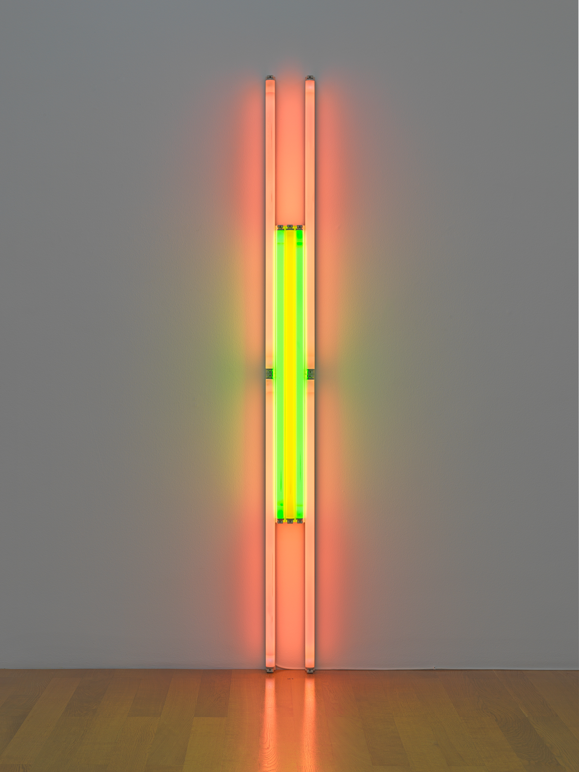 Dan Flavin, untitled (to Annemarie and Gianfranco Verna) 1, 1987 Fluoreszierendes Licht in Pink, Grün und Gelb, 255 × 20,7 × 9 cm, Sammlung Kunstmuseum Liechtenstein, Vaduz © 2022, ProLitteris, Zürich, Foto: Stefan Altenburger Photography