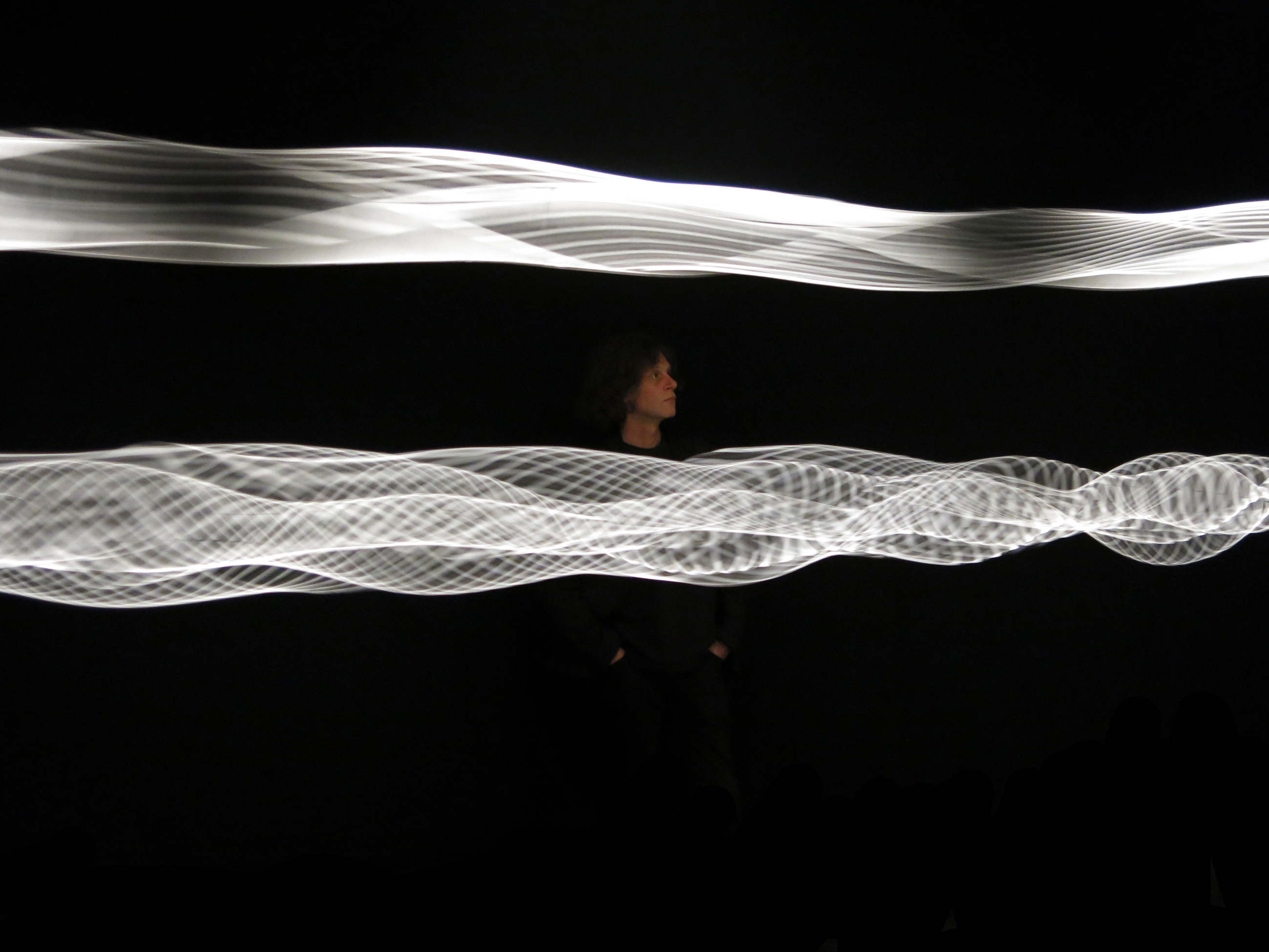 Philip Vermeulen, 10 Meters of Sound, 2014 – ongoing (10 Meter des Klangs), Gummibänder, Theaterleuchten, Drehstrommotoren und Steuerungen, 10 x 2.5 x 2.4 m © Philip Vermeulen
