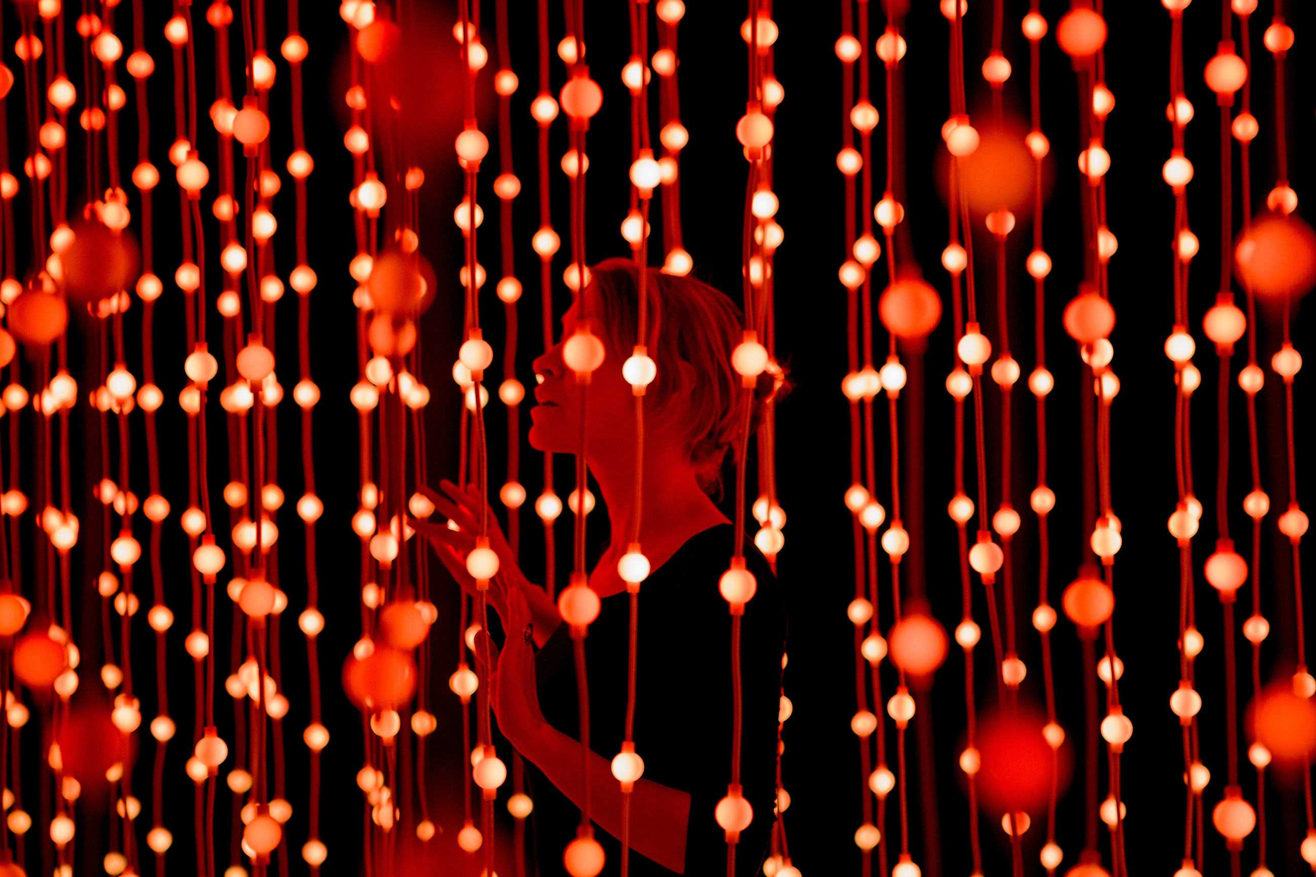 Squidsoup, Submergence 2013-22, LED-Stränge, Lautsprecher, Computer 4,5m x 9m, 3m © Squidsoup 2022, Foto: Paul Blakemore/Watershed