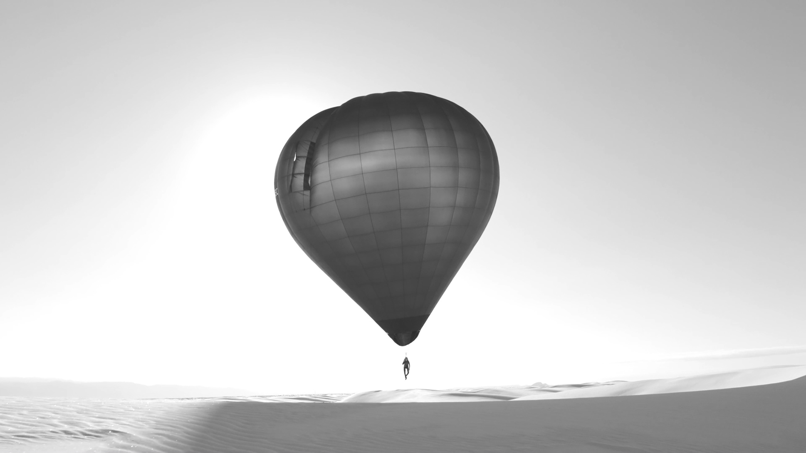 Tomás Saraceno, Aerocene, Launches at White Sands, New Mexico United States, 2016, Die Skulptur D-0 AEC Aerocene wird durch großzügige Unterstützung von Christian Just Linde ermöglicht. Video von Frederik Jacobi und Anthony Langdon, Courtesy of the artist and Aerocene Foundation © Studio Tomás Saraceno