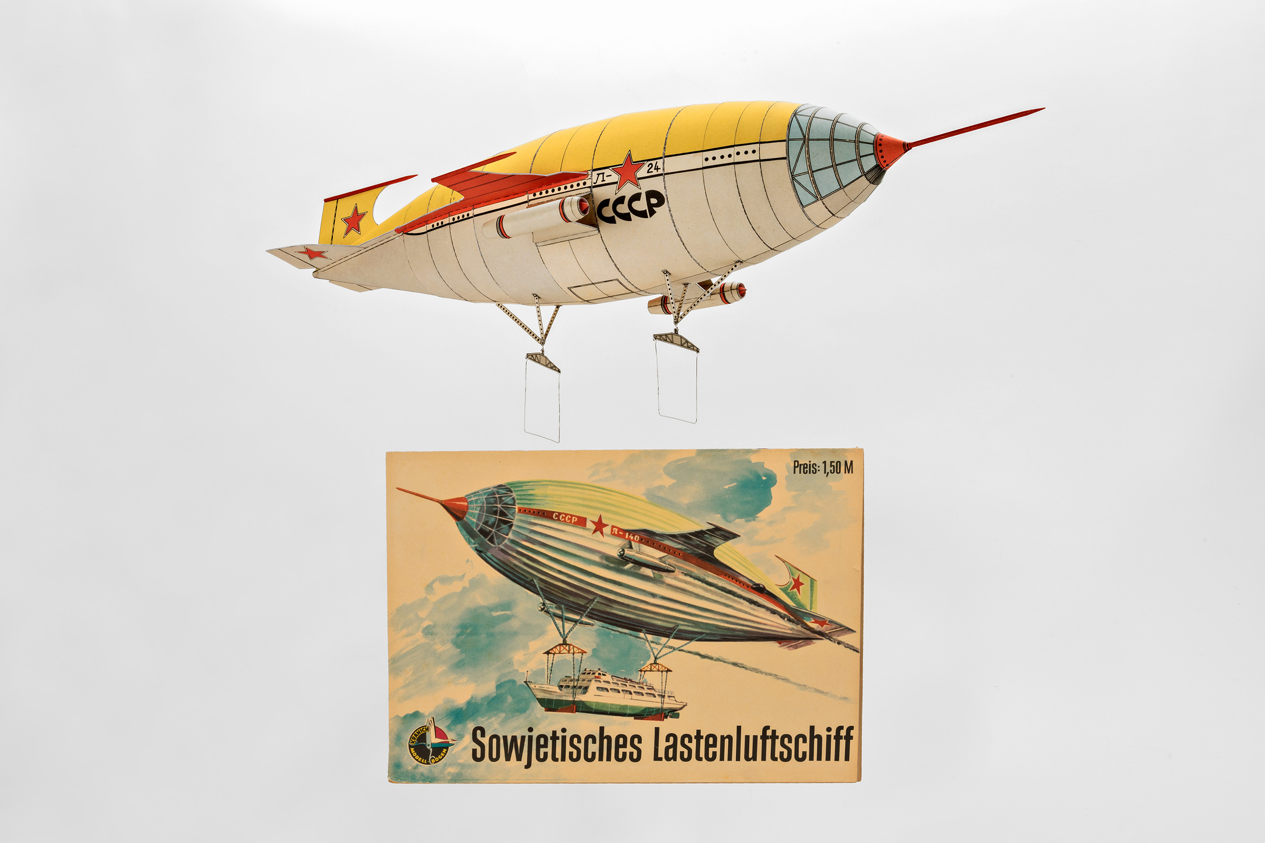 Herausgeber: Verlag "Junge Welt", Sowjetisches Lastenluftschiff, 1968, Farbiger Papier-Bastellbogen und Modellnachbau. Titelzeichnung: Hans Räde, Modellkonstruktion: Siegfried Beutler, Nachbau: Jens Schenkenberger © Zeppelin Museum, Foto: Markus Tretter