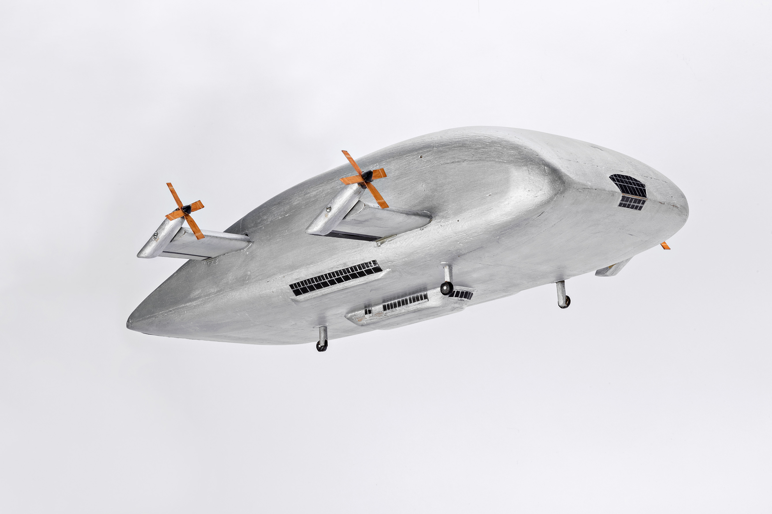 Tillmann Schmitz, Luftbus-Amphibium, La Chaux de Fonds, 1971–1993, Silberfarbenes Luftschiffmodell mit drehbaren Propellern und Landerädern. © Zeppelin Museum, Foto: Markus Tretter