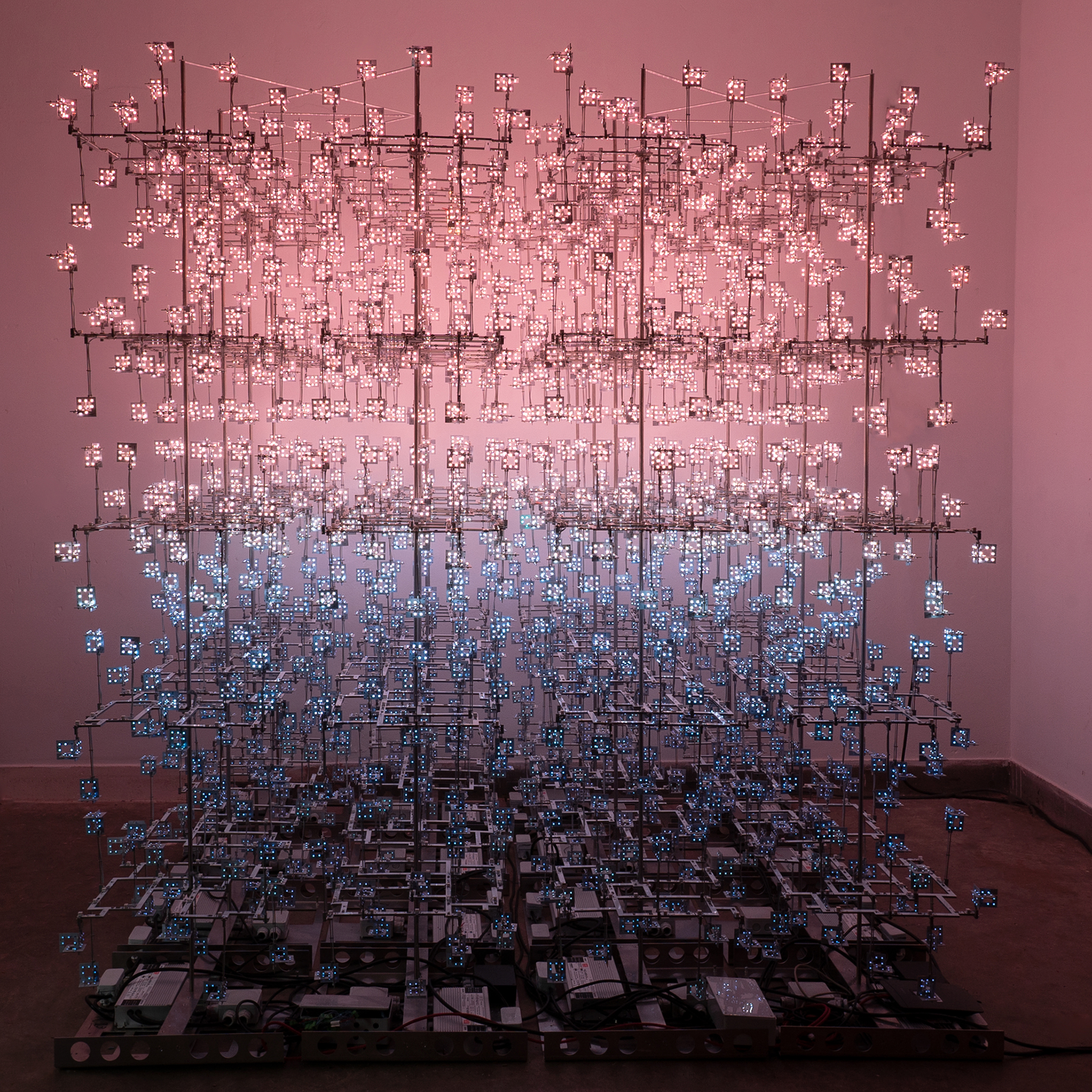 Giny Vos, Light Phenomena, 2022, Glaskubus und 57.600 LEDS, 2.30 x 2.30 x 2.30 m © Giny Vos, Foto: Adina Dragnea