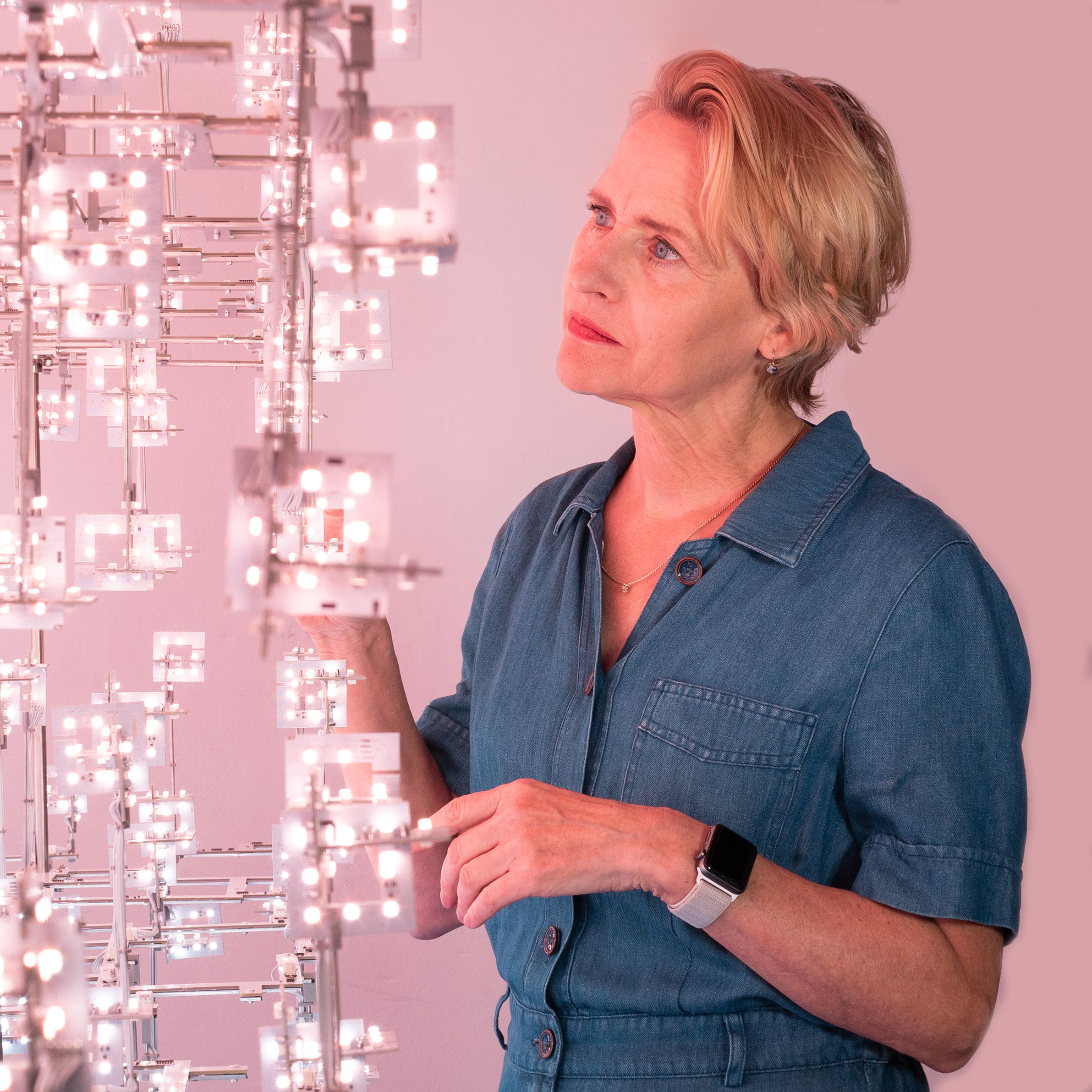 Giny Vos, Light Phenomena, 2022, Glaskubus und 57.600 LEDS, 2.30 x 2.30 x 2.30 m © Giny Vos, Foto: Adina Dragnea