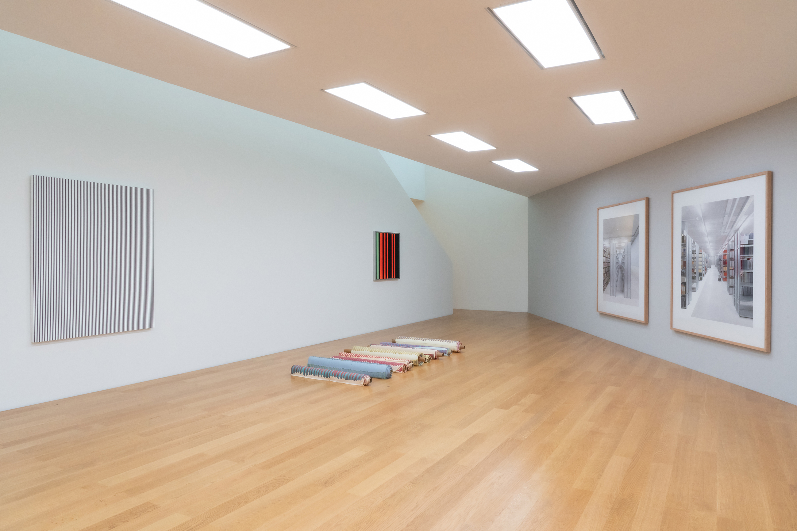Installationsansicht «Candida Höfer. Liechtenstein», 2022, Imi (Wolf) Knoebel, Günter Fruhtrunk, Candida Höfer, Polly Apfelbaum © Kunstmuseum Liechtenstein/Hilti Art Foundation, Foto: Sandra Maier