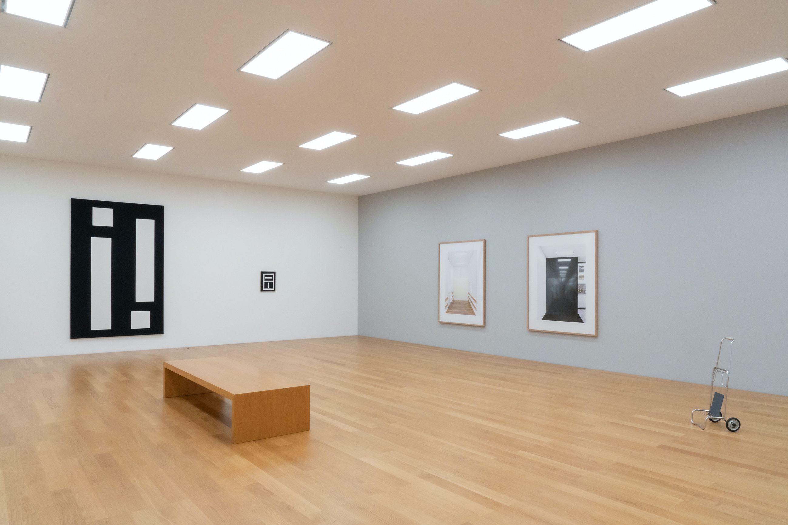 Installationsansicht «Candida Höfer. Liechtenstein», 2022, Helmut Federle, Candida Höfer, Anna Kolodziejska © Kunstmuseum Liechtenstein/Hilti Art Foundation, Foto: Sandra Maier
