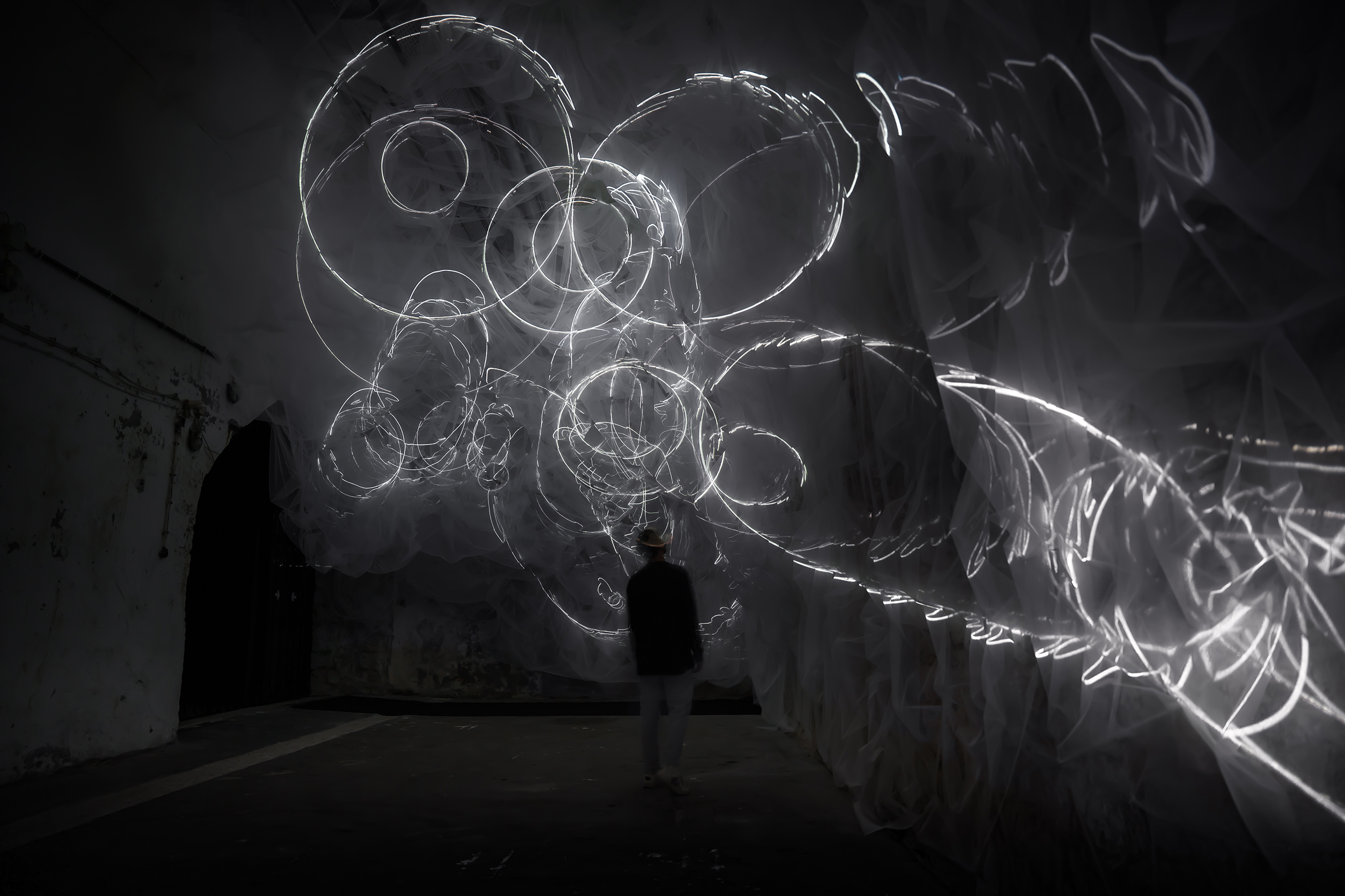 Christine Sciulli, FERMENT, 2022, Nylon-Netz & Licht, Installationsansicht HYPERsculptures, Zentrum für Internationale Lichtkunst Unna © Christine Sciulli, Foto: Leonard Lueg