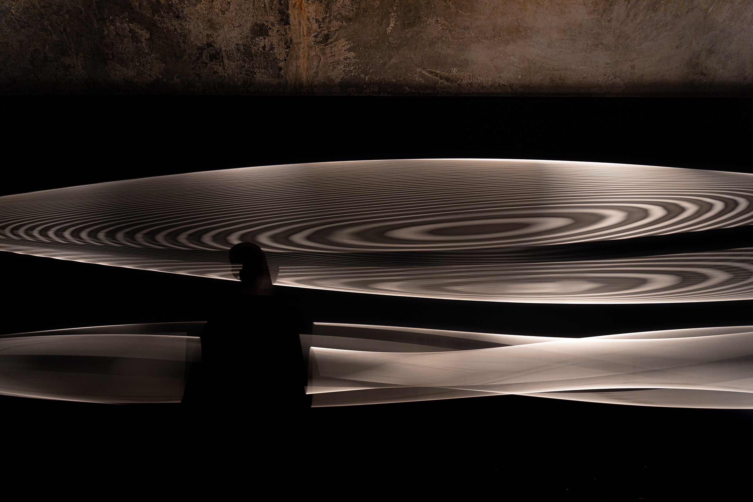 Philip Vermeulen, 10 Meters of Sound, 2014 – ongoing (10 Meter des Klangs) Gummibänder, Theaterleuchten, Drehstrommotoren und Steuerungen, Installationsansicht HYPERsculptures, Zentrum für Internationale Lichtkunst Unna © Philip Vermeulen, Foto: Leonard Lueg